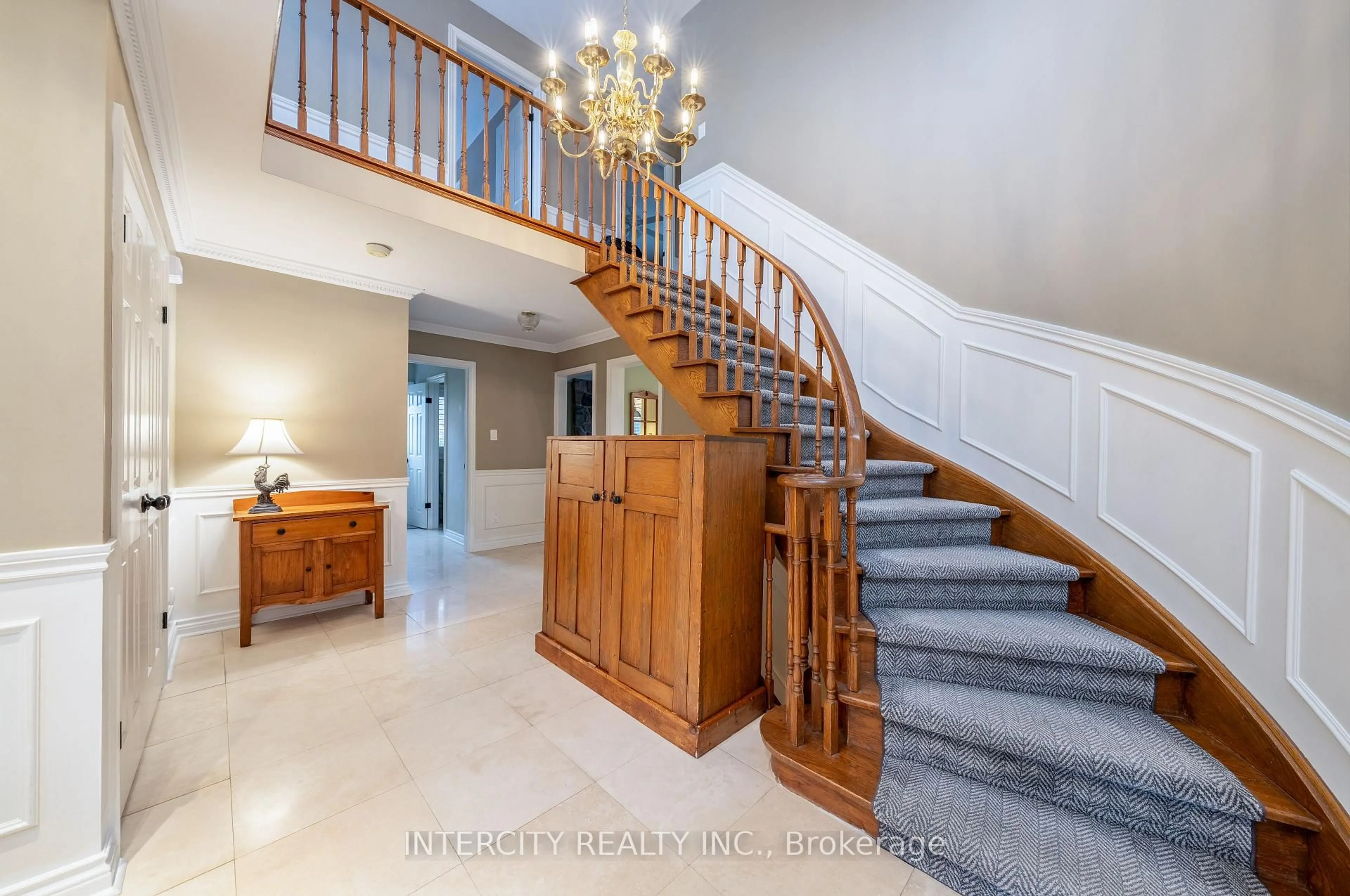 Indoor foyer for 131 Torran Rd, Vaughan Ontario L4L 3B4