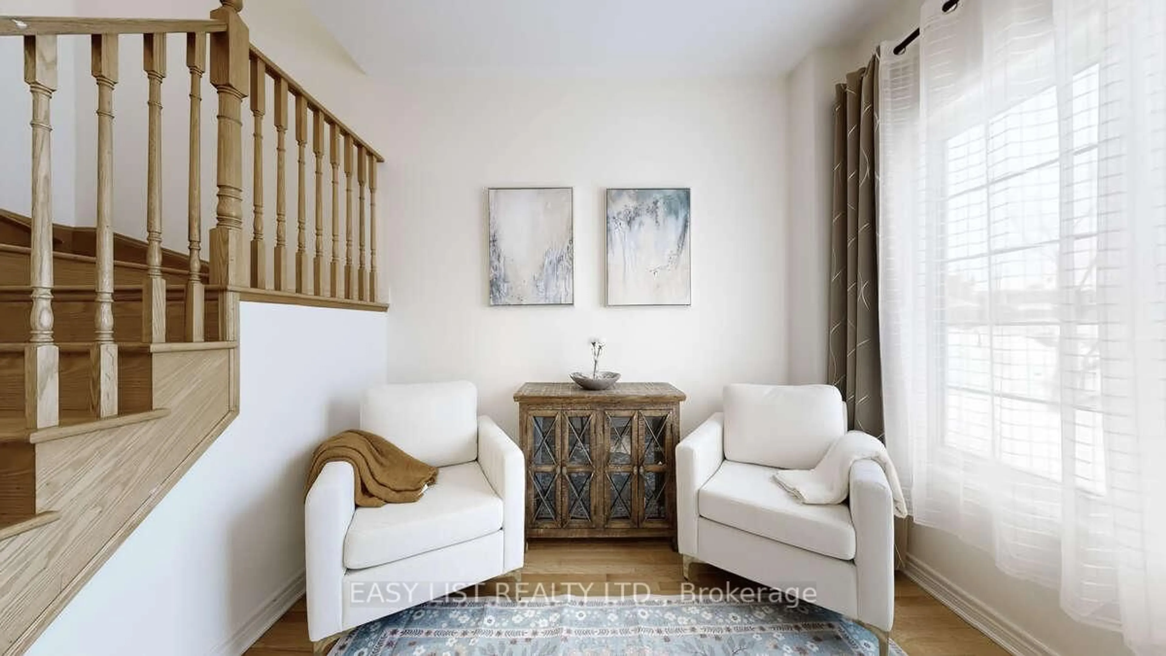 Living room with furniture, unknown for 42 Foxberry Rd, East Gwillimbury Ontario L9N 0P6