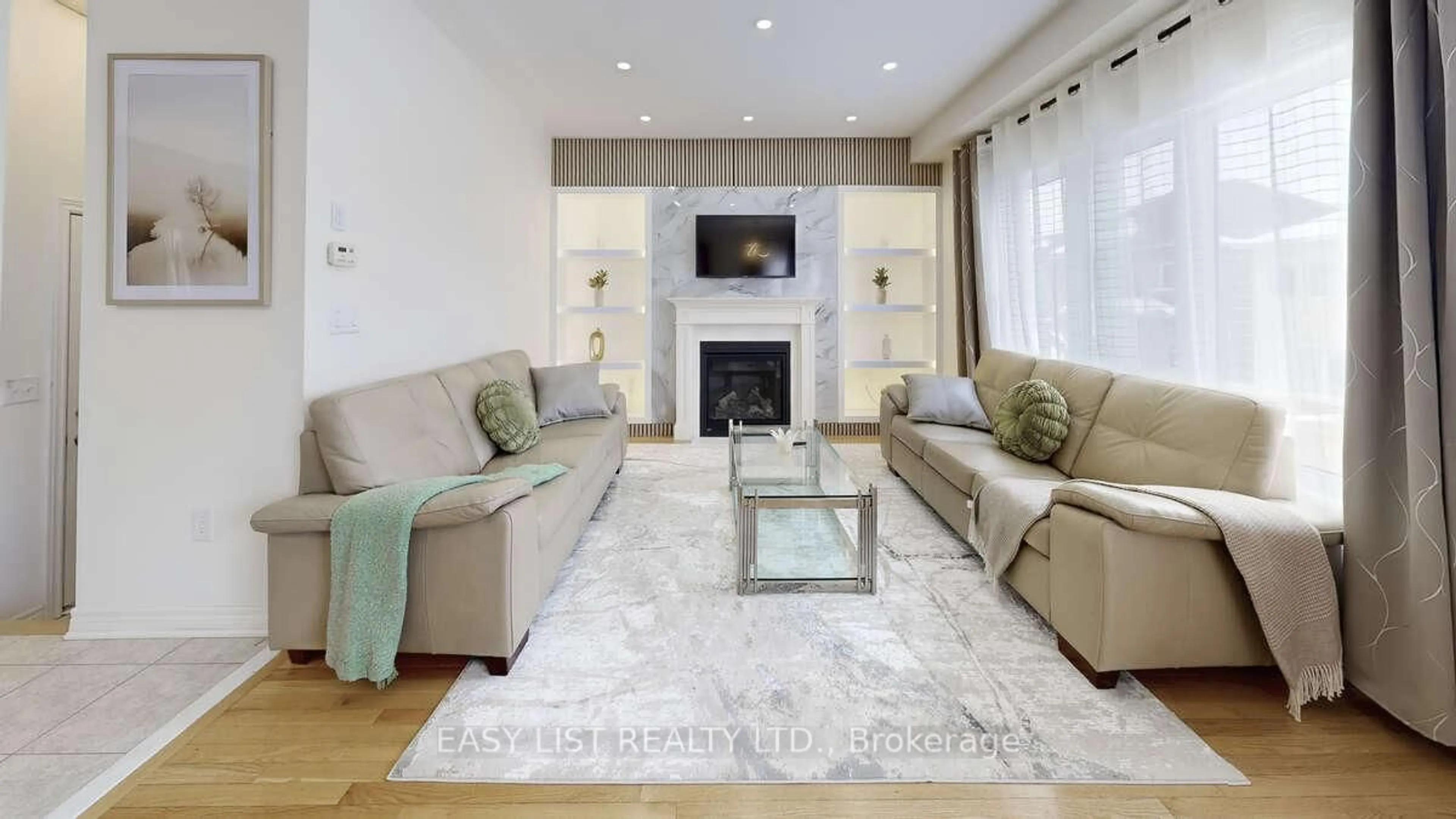 Living room with furniture, unknown for 42 Foxberry Rd, East Gwillimbury Ontario L9N 0P6