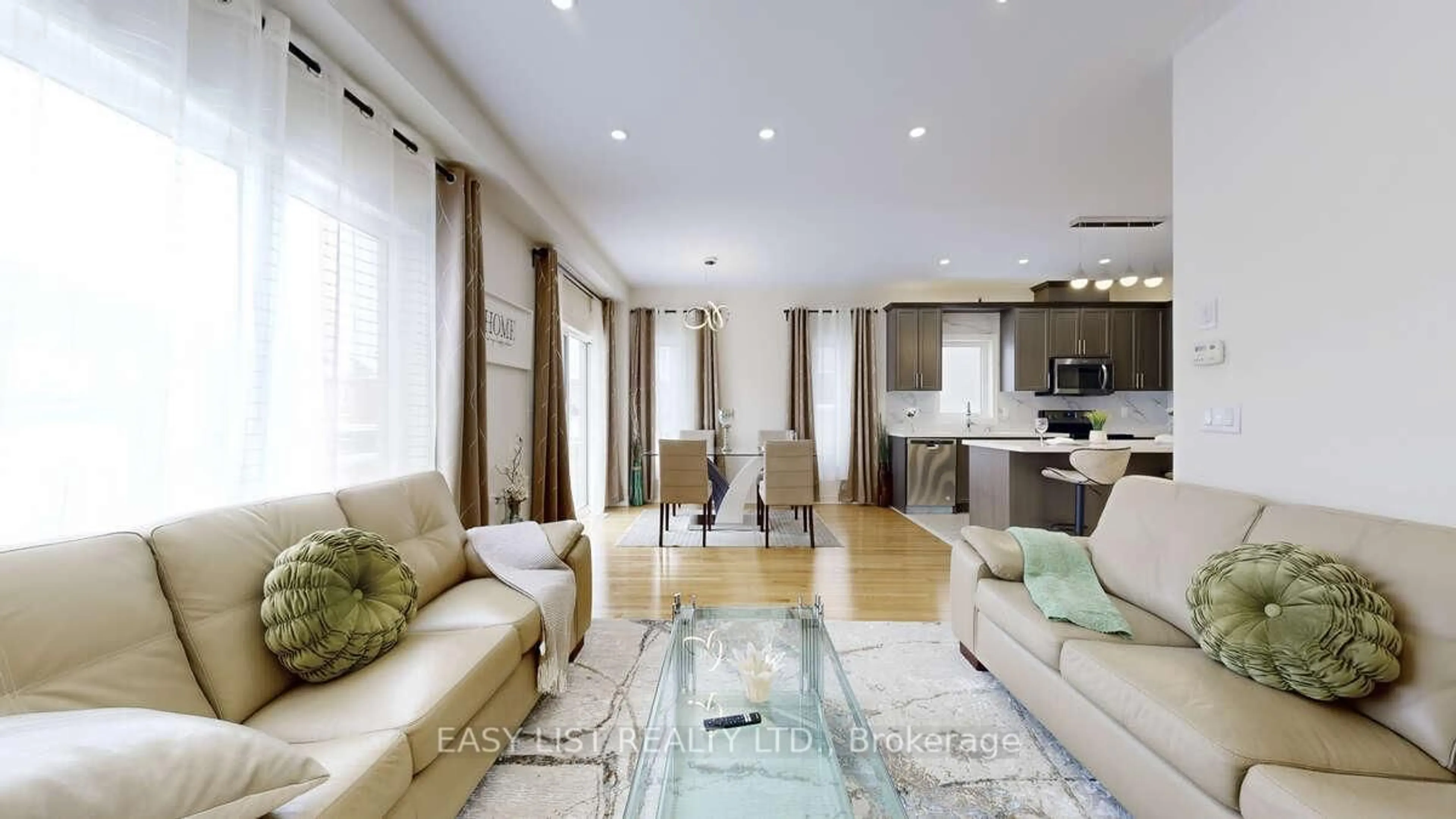 Living room with furniture, unknown for 42 Foxberry Rd, East Gwillimbury Ontario L9N 0P6