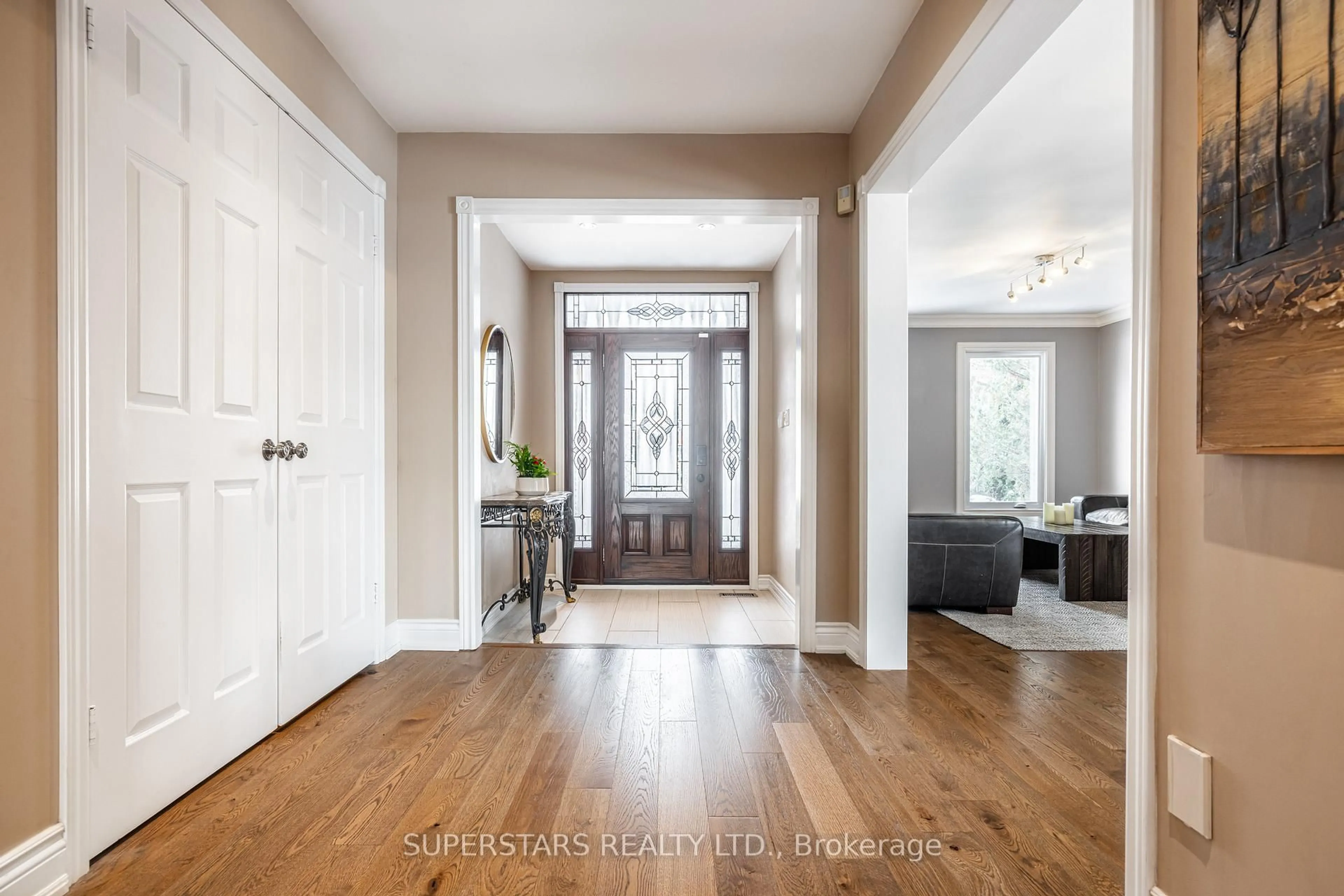 Indoor entryway for 852 Norwick Rd, Newmarket Ontario L3X 1K8