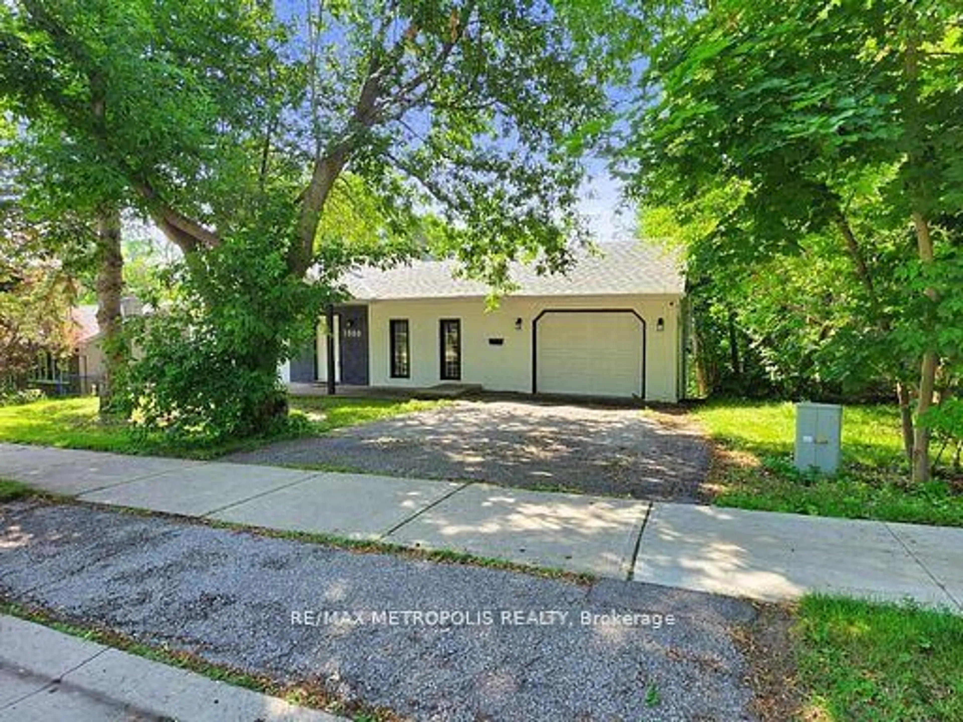 A pic from outside/outdoor area/front of a property/back of a property/a pic from drone, street for 1000 Elgin St, Newmarket Ontario L3Y 3C1