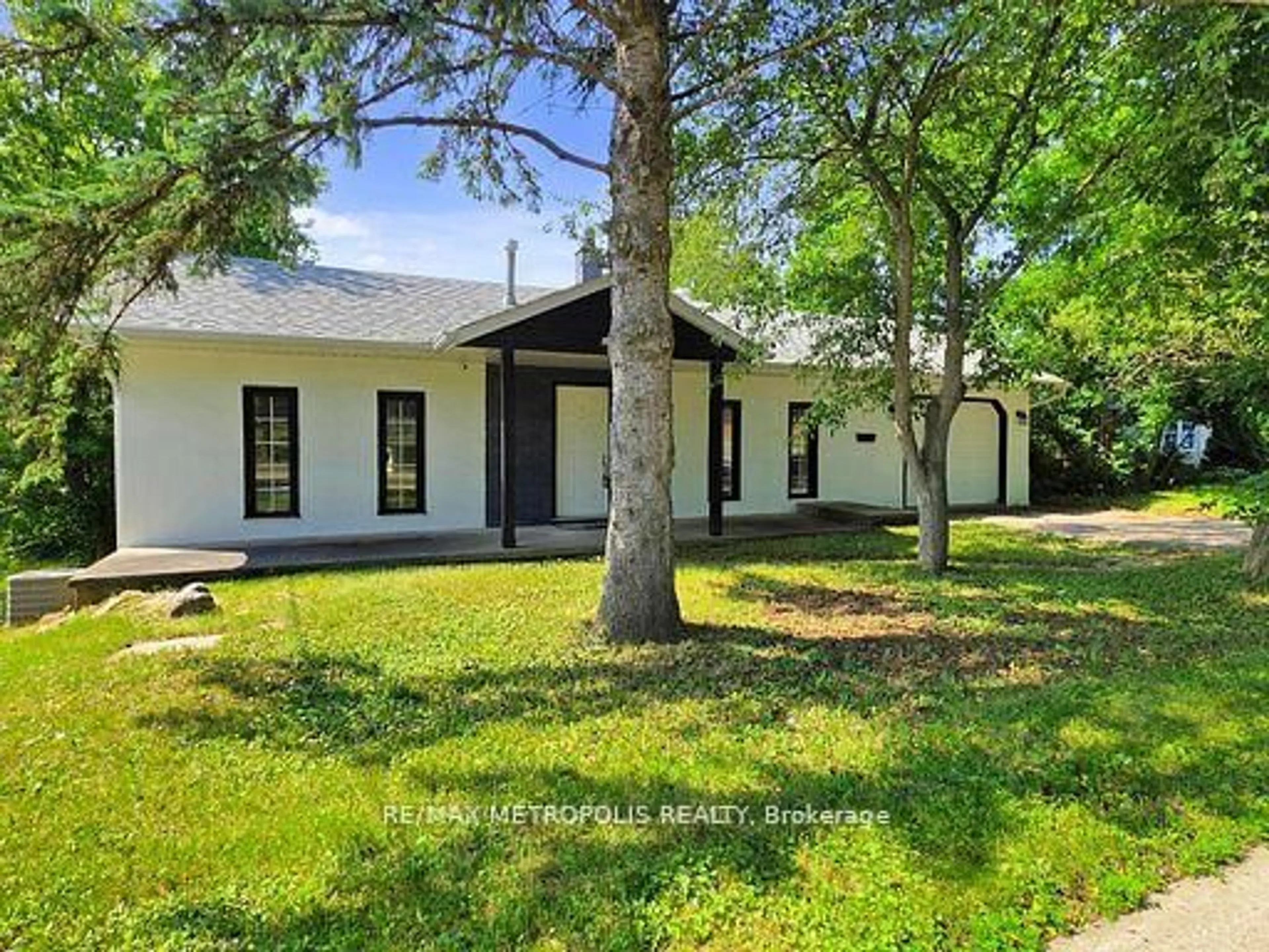 A pic from outside/outdoor area/front of a property/back of a property/a pic from drone, street for 1000 Elgin St, Newmarket Ontario L3Y 3C1