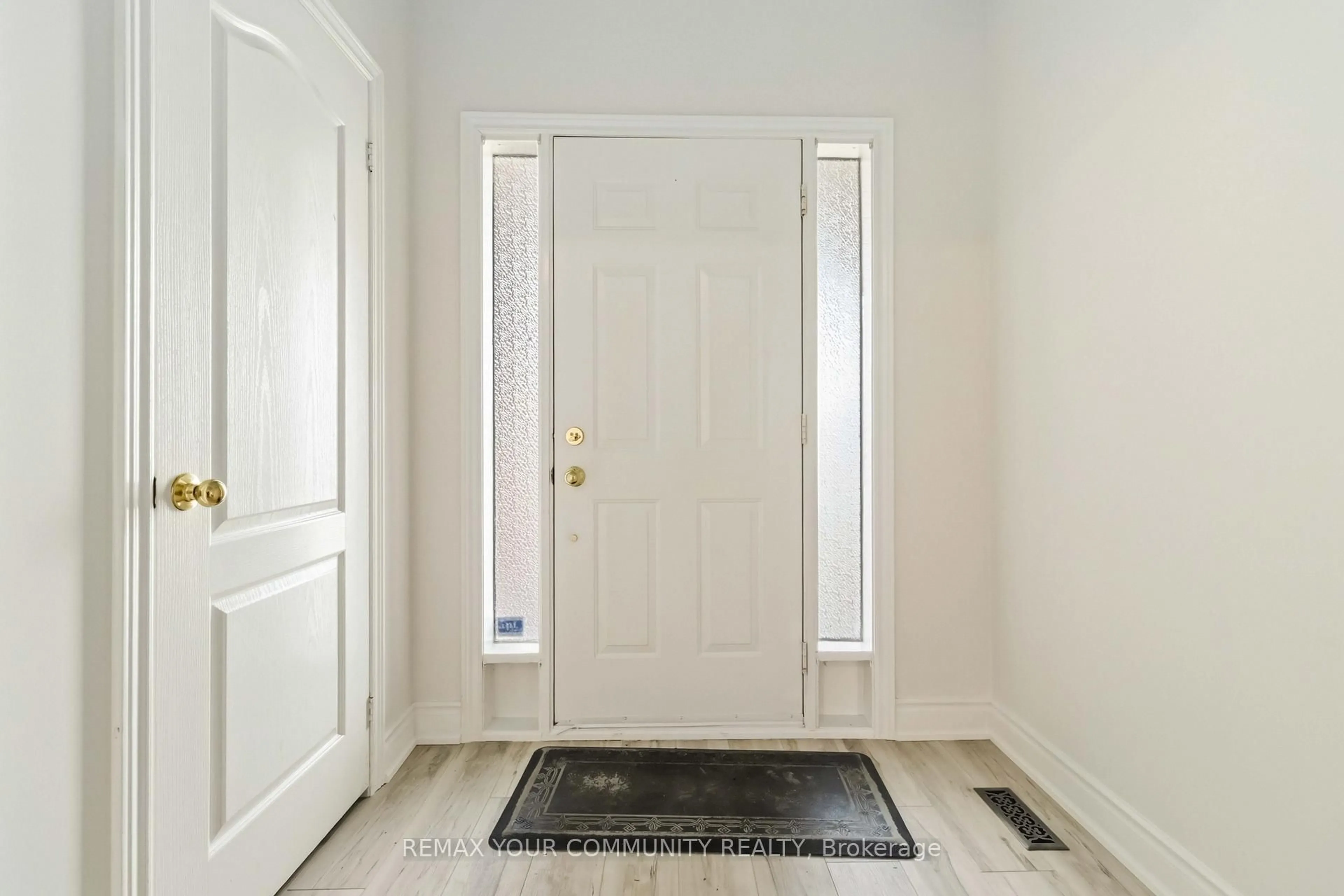 Indoor entryway for 120 Shaftsbury Ave, Richmond Hill Ontario L4C 0G6