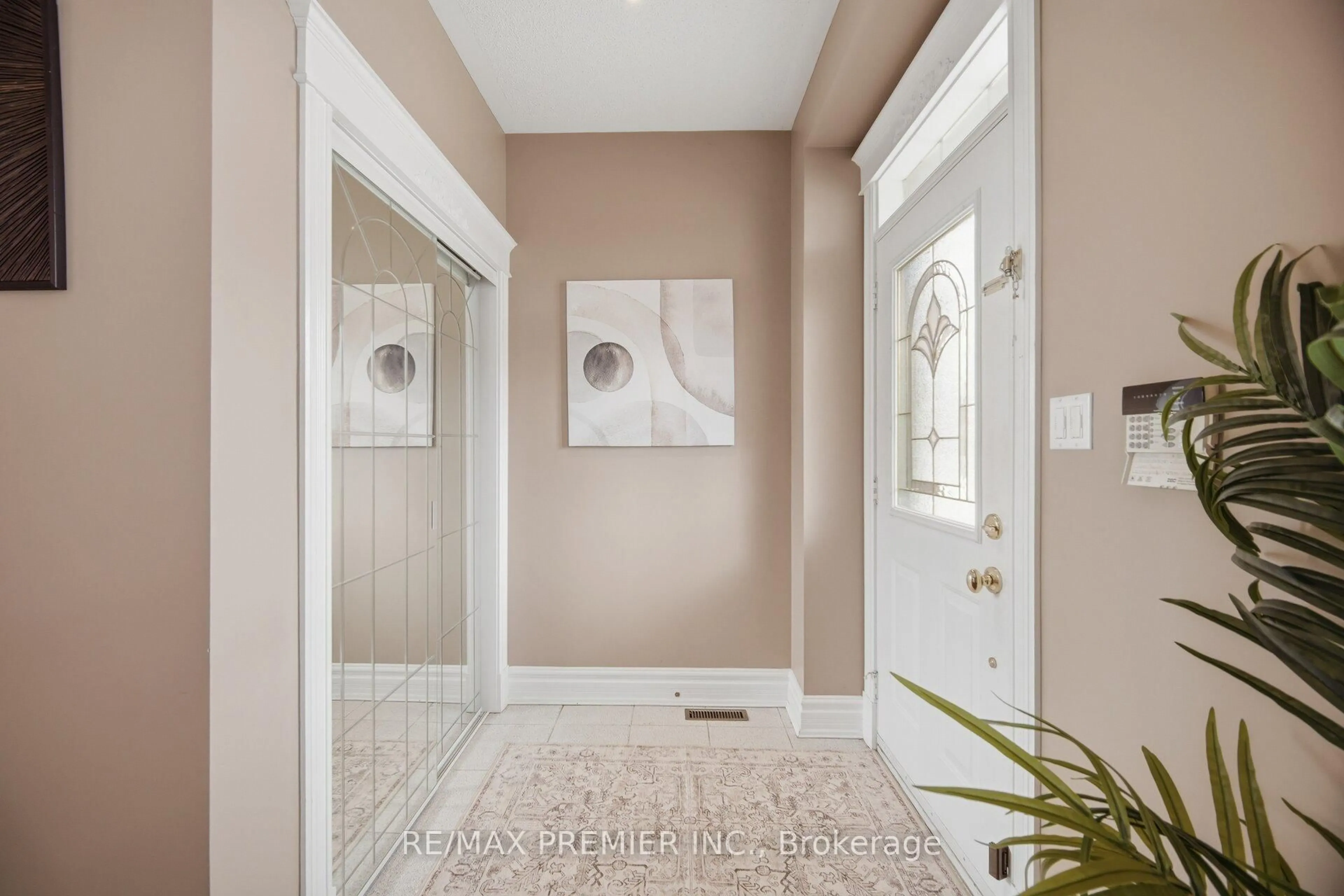 Indoor entryway for 140 Ferdinand Ave, Vaughan Ontario L6A 3H4