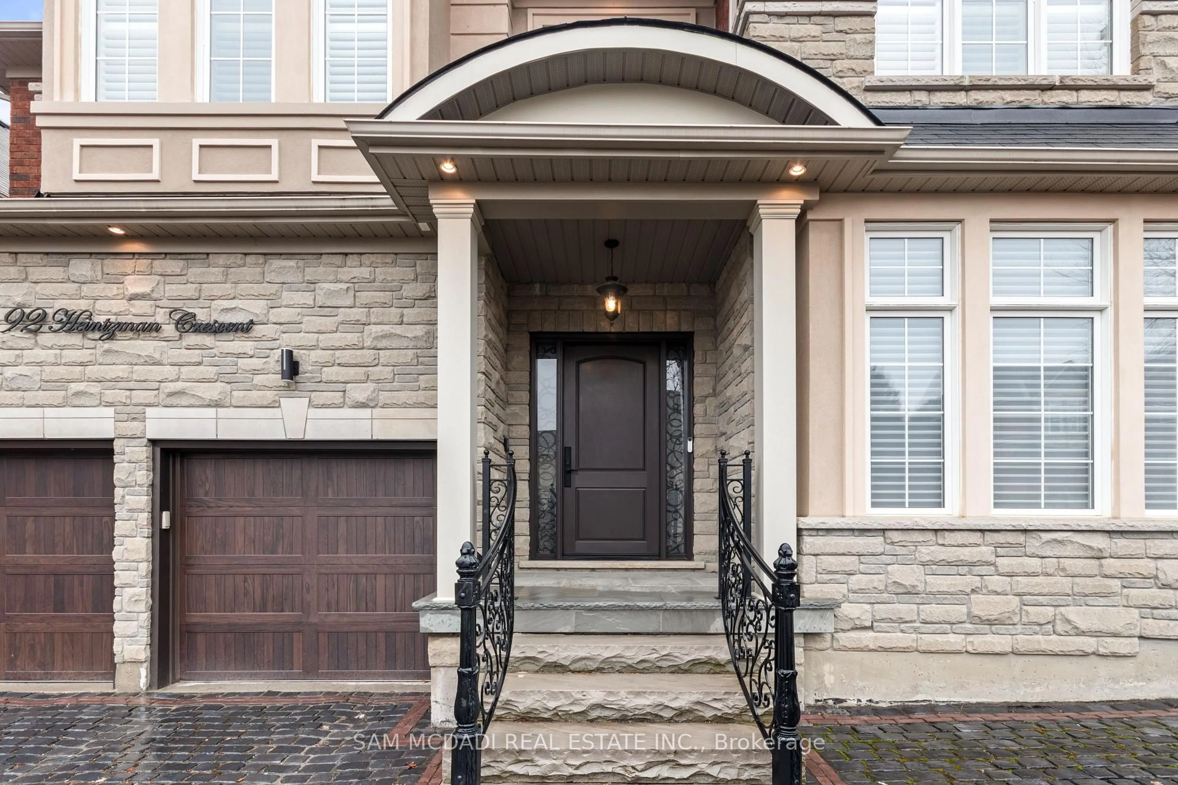 Indoor entryway for 92 Heintzman Cres, Vaughan Ontario L6A 4T1