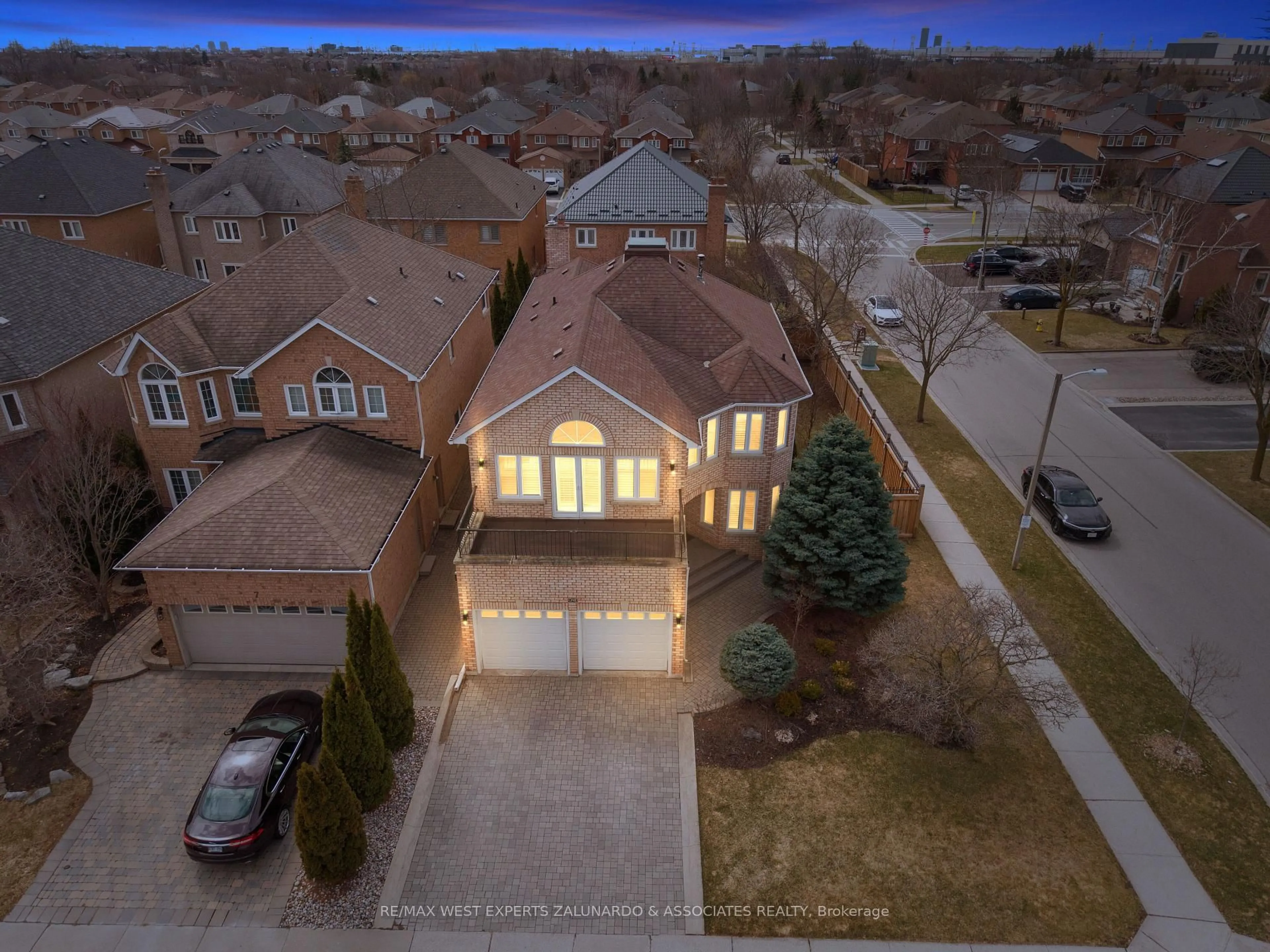 A pic from outside/outdoor area/front of a property/back of a property/a pic from drone, street for 1 Lanterna Cres, Vaughan Ontario L4H 1C1