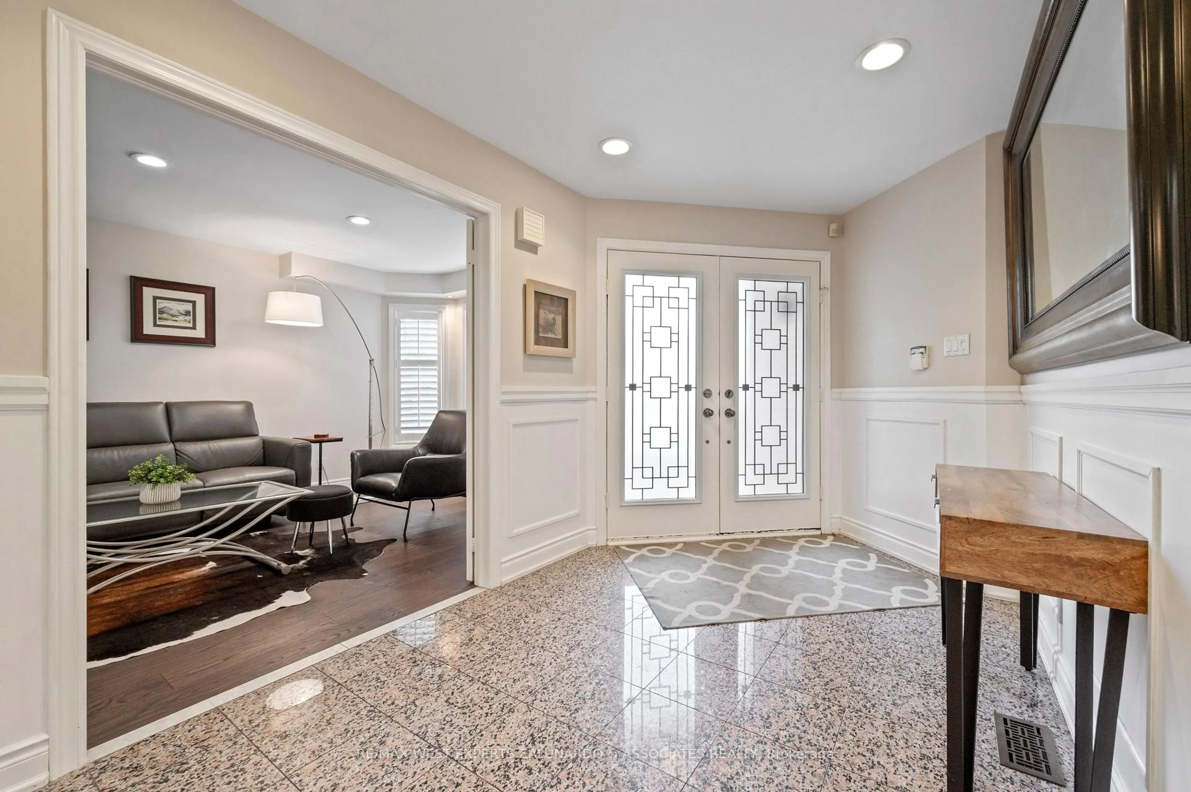 Indoor entryway for 1 Lanterna Cres, Vaughan Ontario L4H 1C1