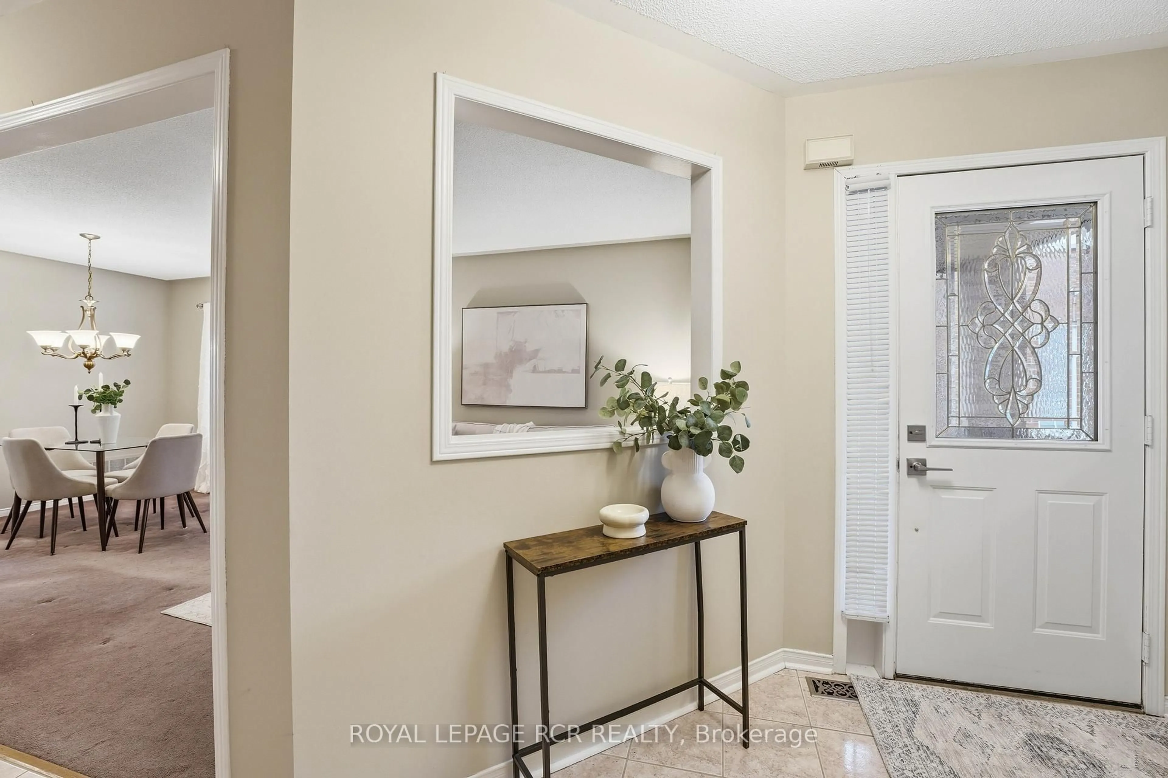 Indoor entryway for 437 Heddle Cres, Newmarket Ontario L3X 2J2