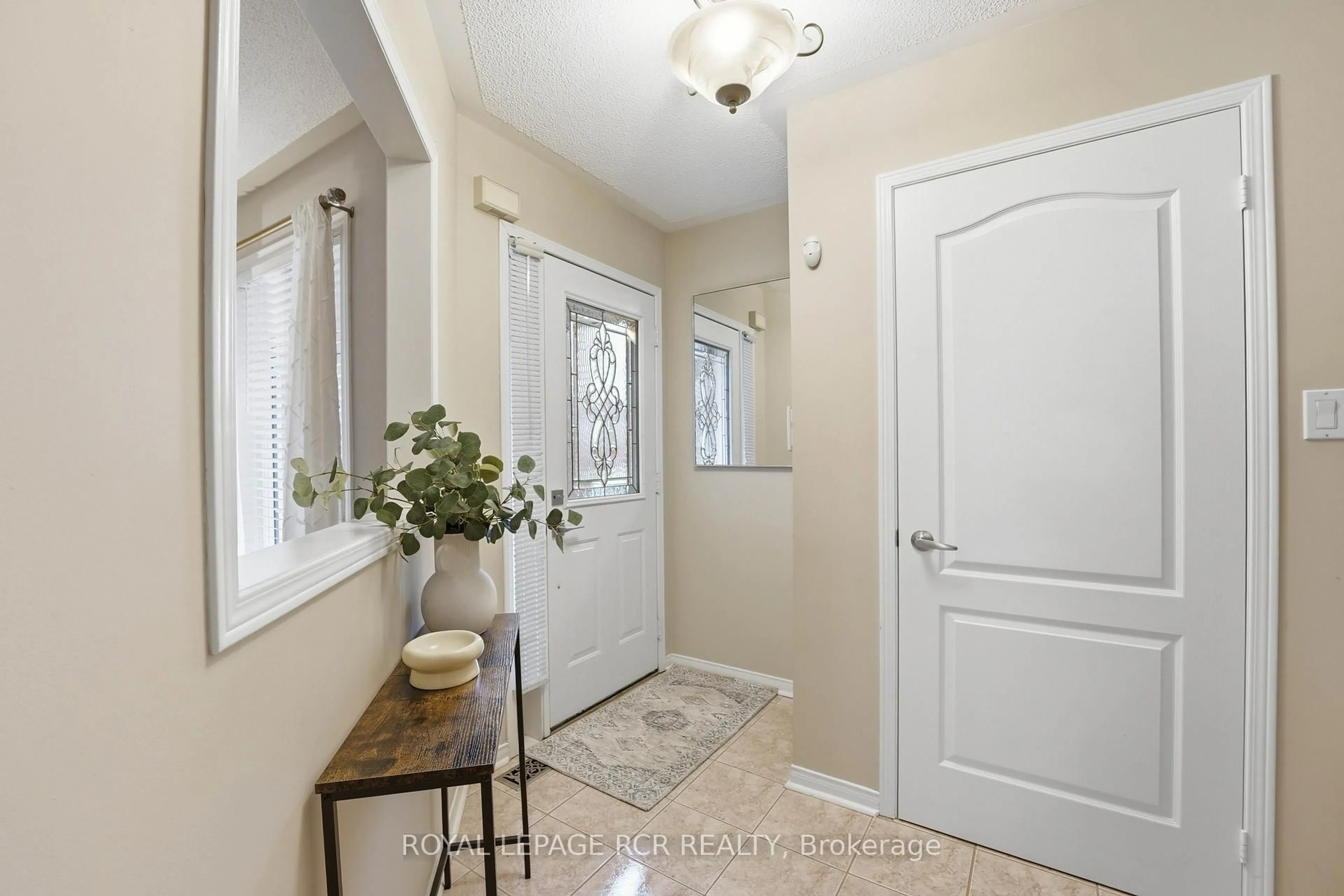 Indoor entryway for 437 Heddle Cres, Newmarket Ontario L3X 2J2