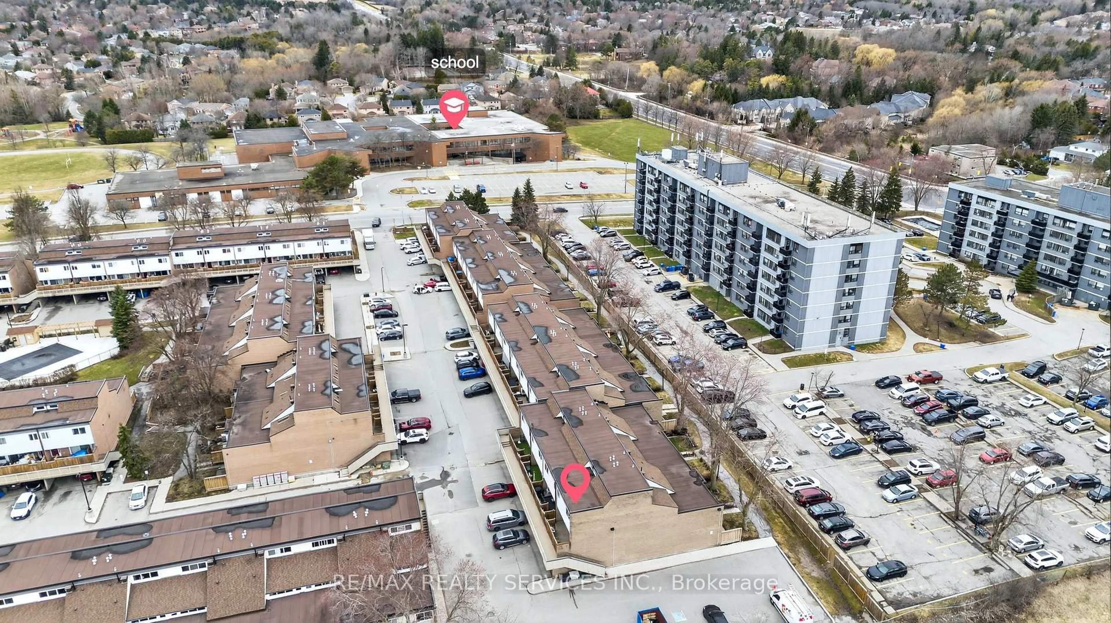 A pic from outside/outdoor area/front of a property/back of a property/a pic from drone, building for 179 Milestone Cres, Aurora Ontario L4G 3M2
