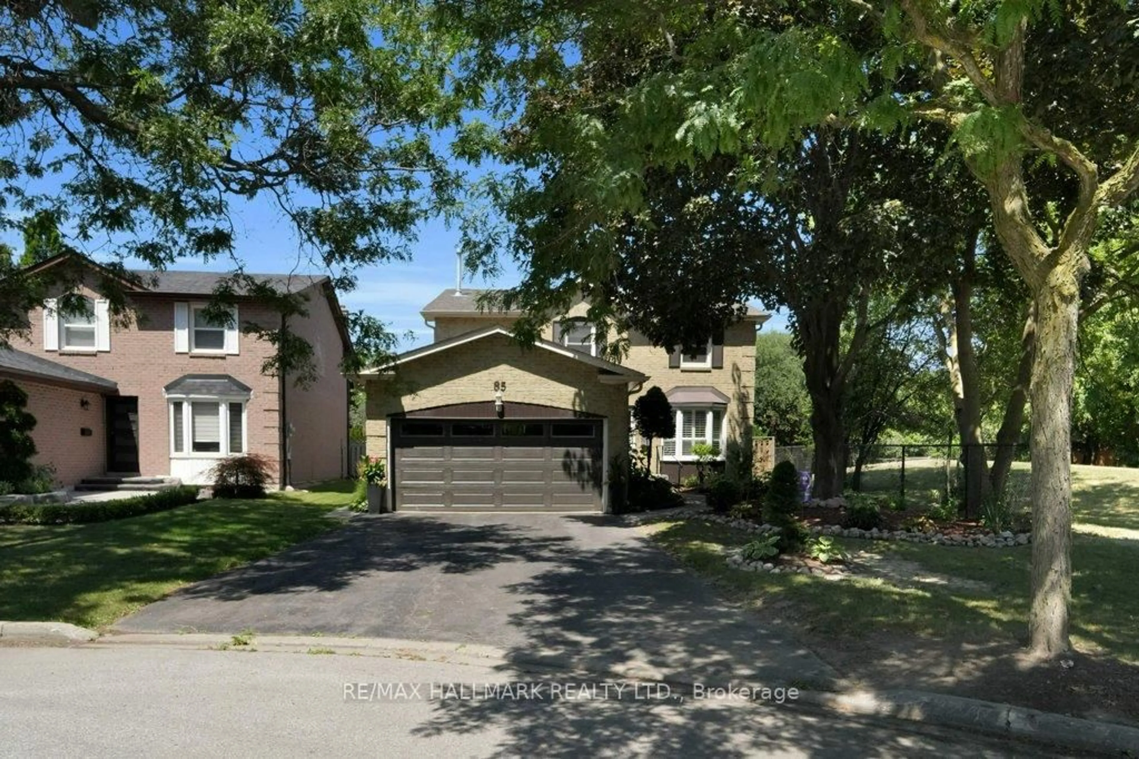 A pic from outside/outdoor area/front of a property/back of a property/a pic from drone, street for 85 Colvin Cres, Vaughan Ontario L4J 2N7
