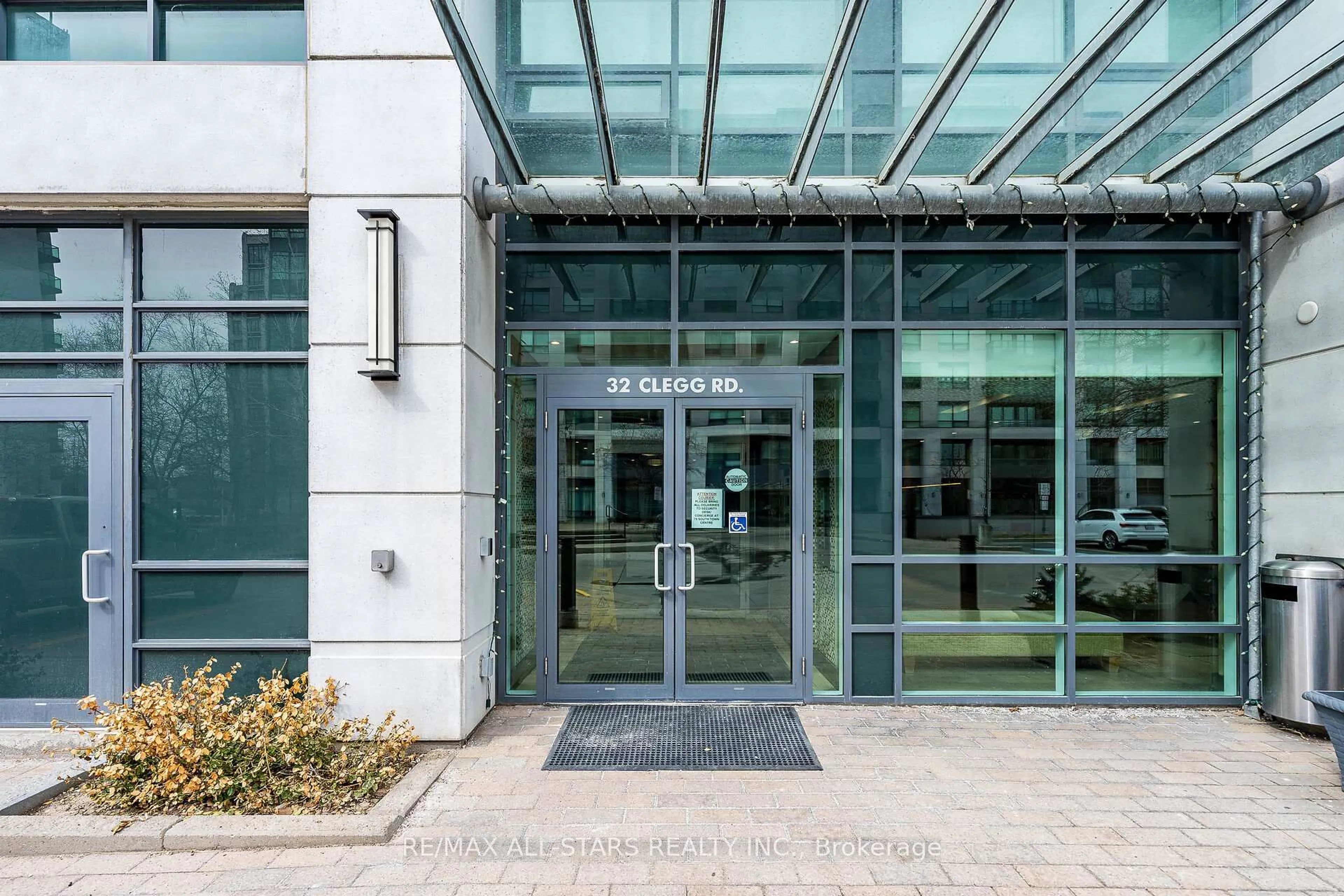 Indoor foyer for 32 Clegg Rd #806, Markham Ontario L6G 0B2