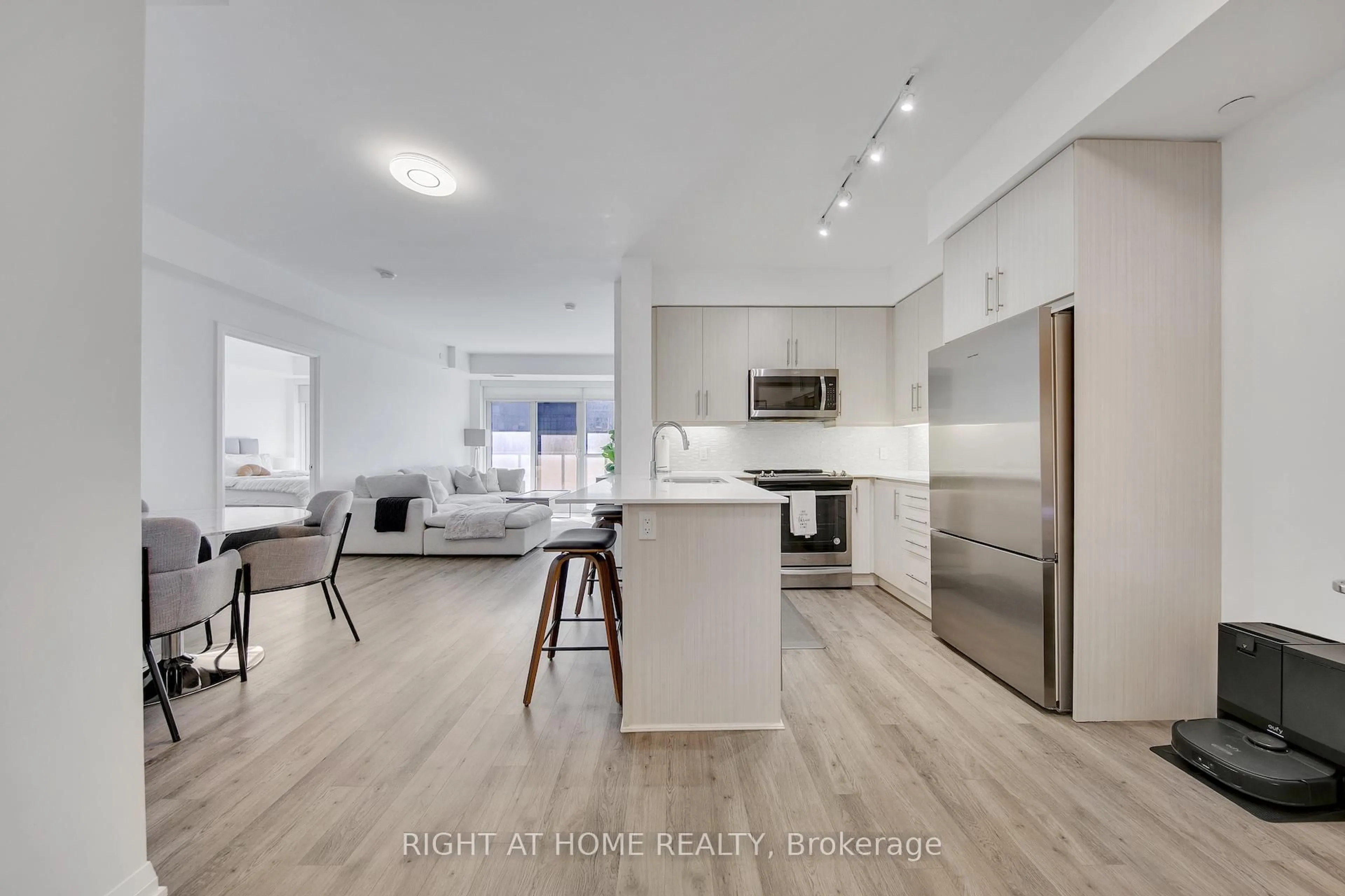 Open concept kitchen, unknown for 65 Oneida Cres #903, Richmond Hill Ontario L4B 0G9