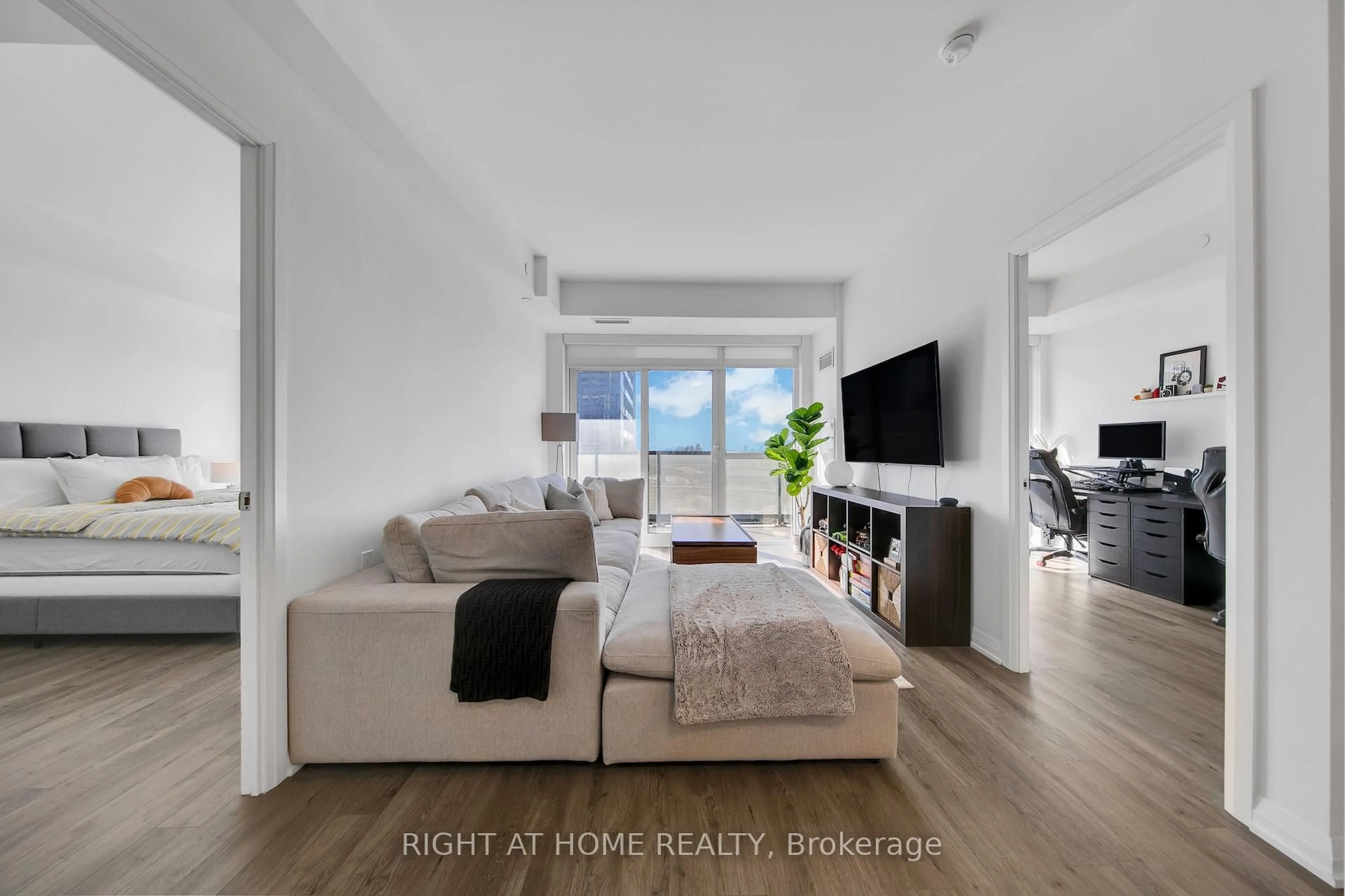 Living room with furniture, unknown for 65 Oneida Cres #903, Richmond Hill Ontario L4B 0G9