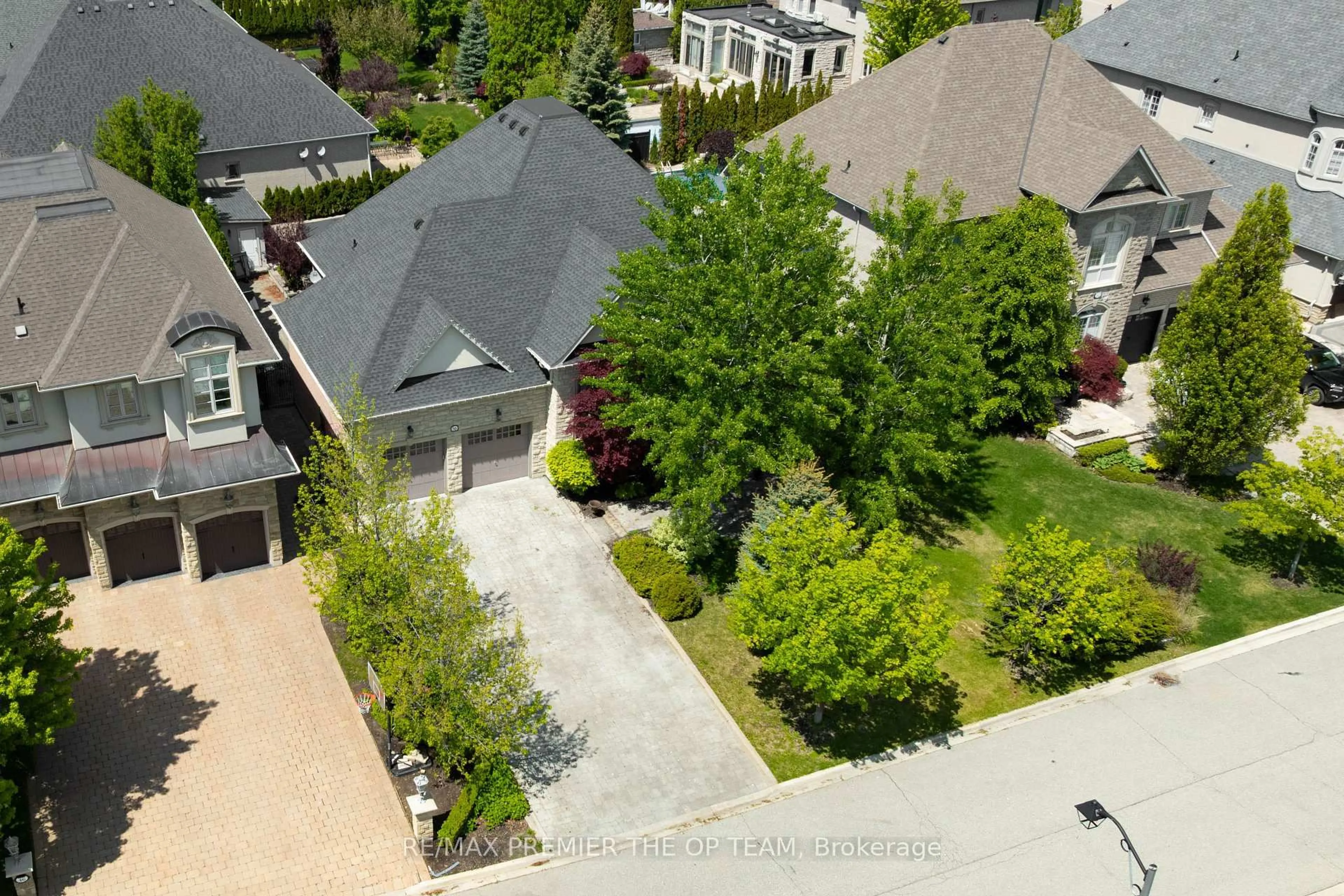 A pic from outside/outdoor area/front of a property/back of a property/a pic from drone, street for 56 Park Ridge Dr, Vaughan Ontario L0J 1C0