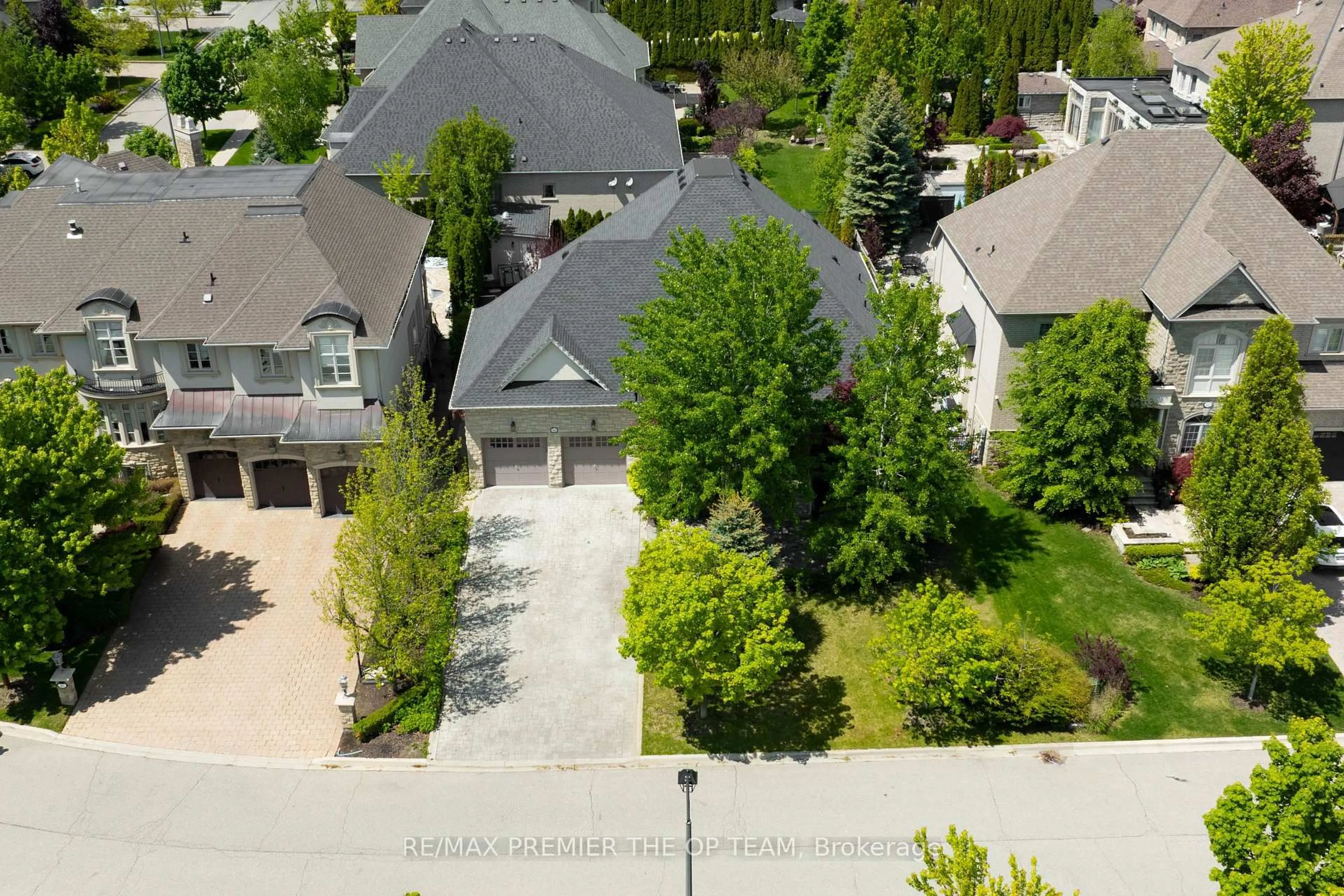 A pic from outside/outdoor area/front of a property/back of a property/a pic from drone, street for 56 Park Ridge Dr, Vaughan Ontario L0J 1C0