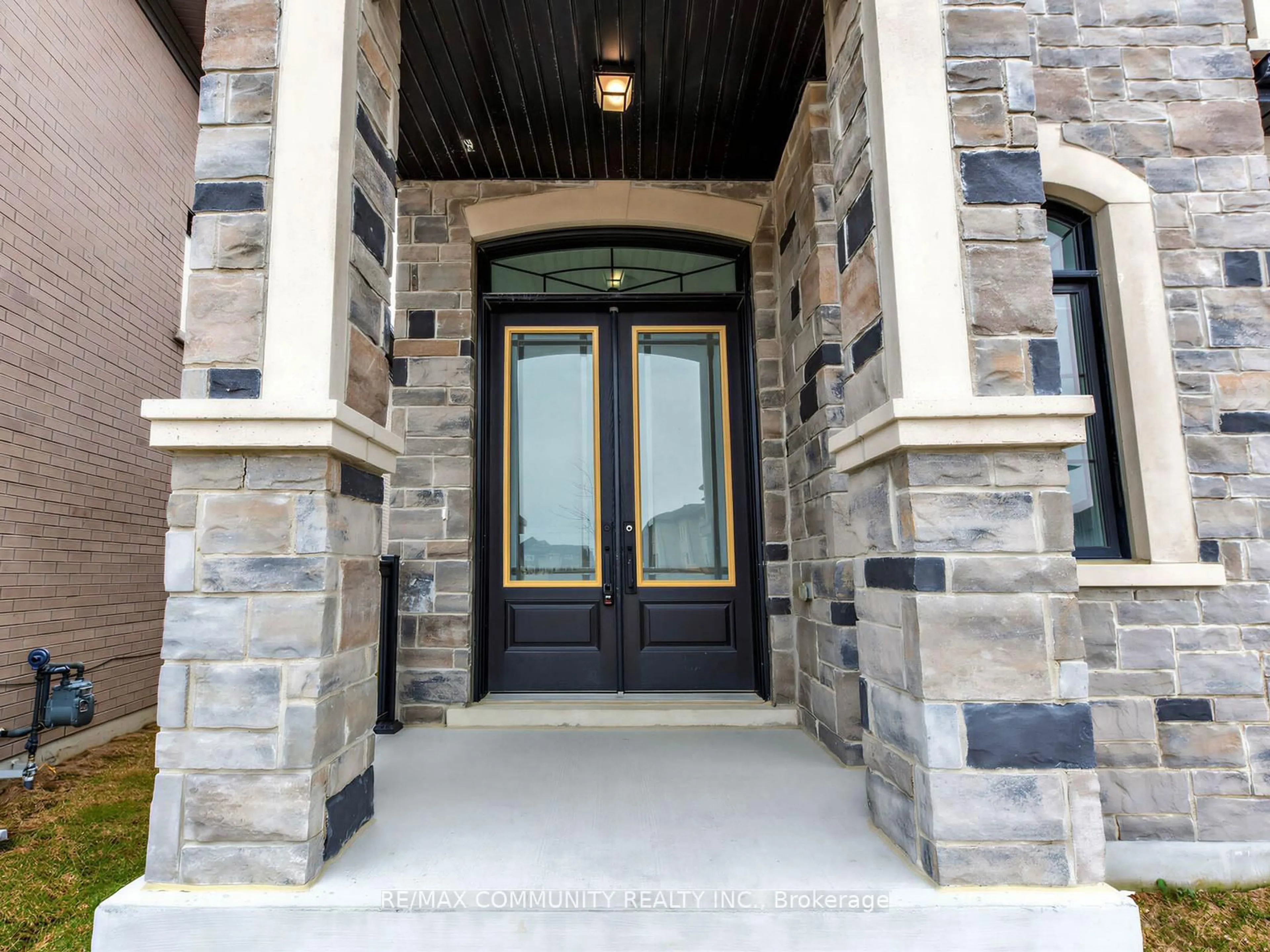 Indoor entryway for 104 Greville St, Vaughan Ontario L4H 4P7