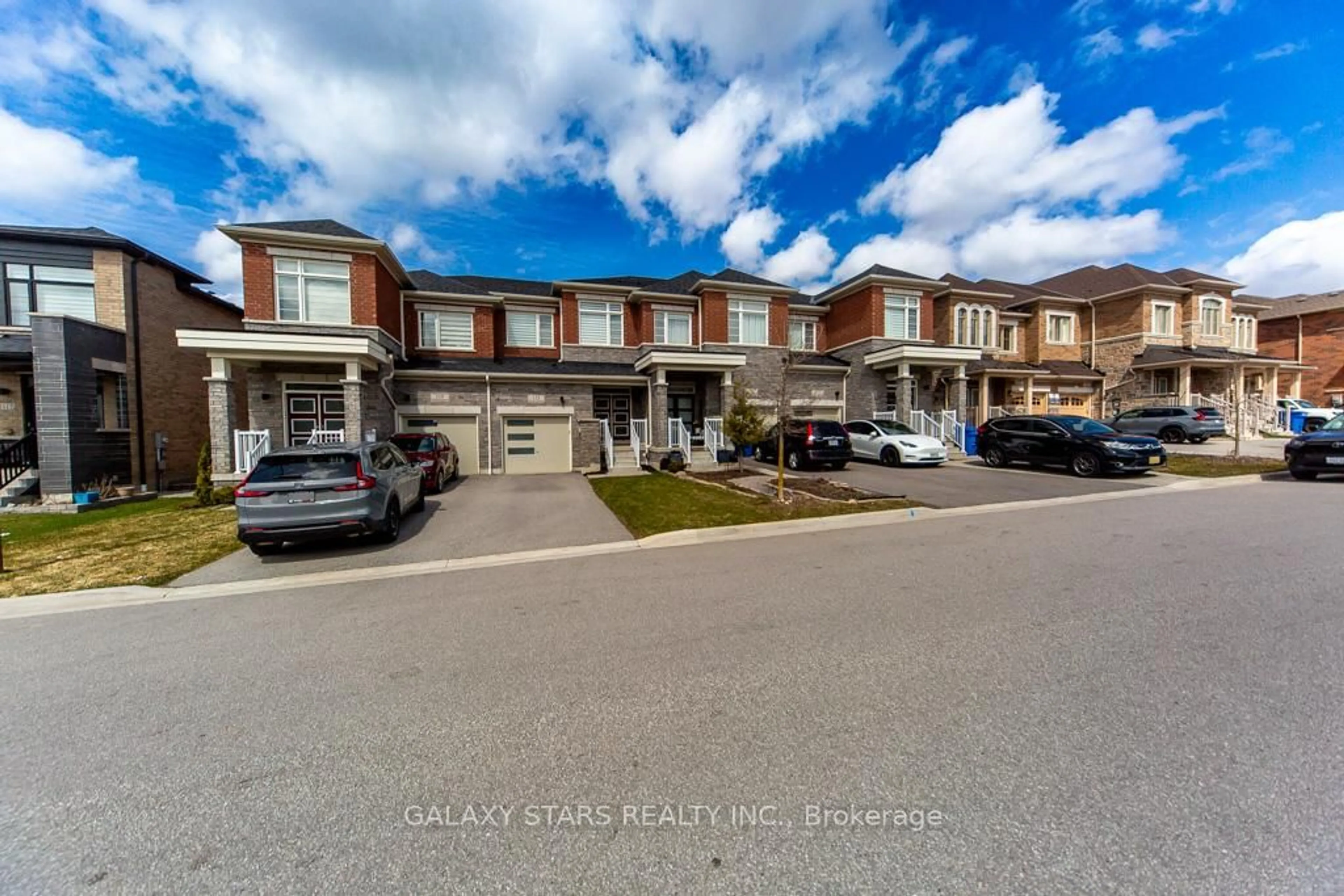 A pic from outside/outdoor area/front of a property/back of a property/a pic from drone, street for 123 Boundary Blvd, Whitchurch-Stouffville Ontario L4A 4W2