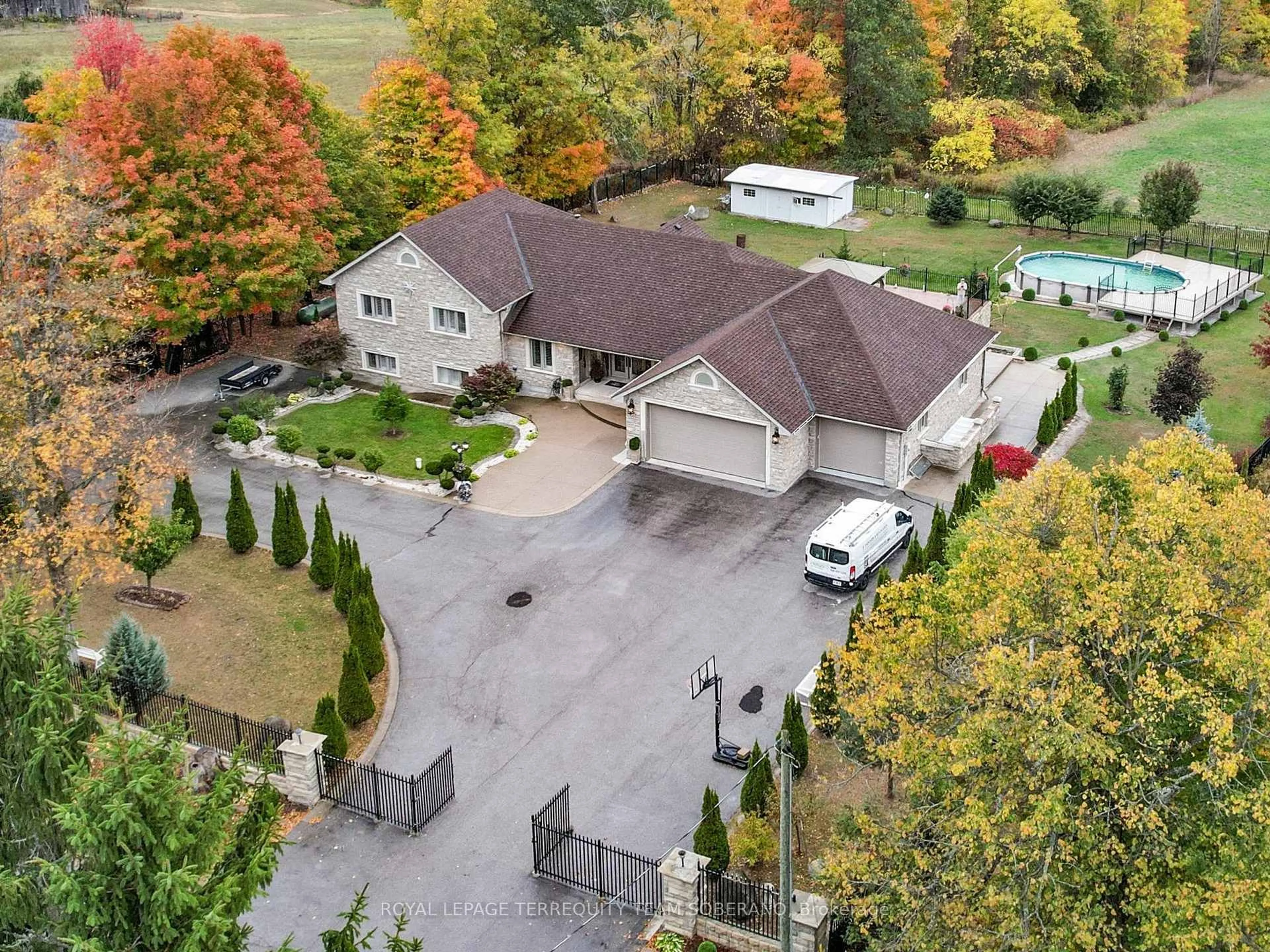 A pic from outside/outdoor area/front of a property/back of a property/a pic from drone, unknown for 2981 Ninth Line, Bradford West Gwillimbury Ontario L3Z 3S3