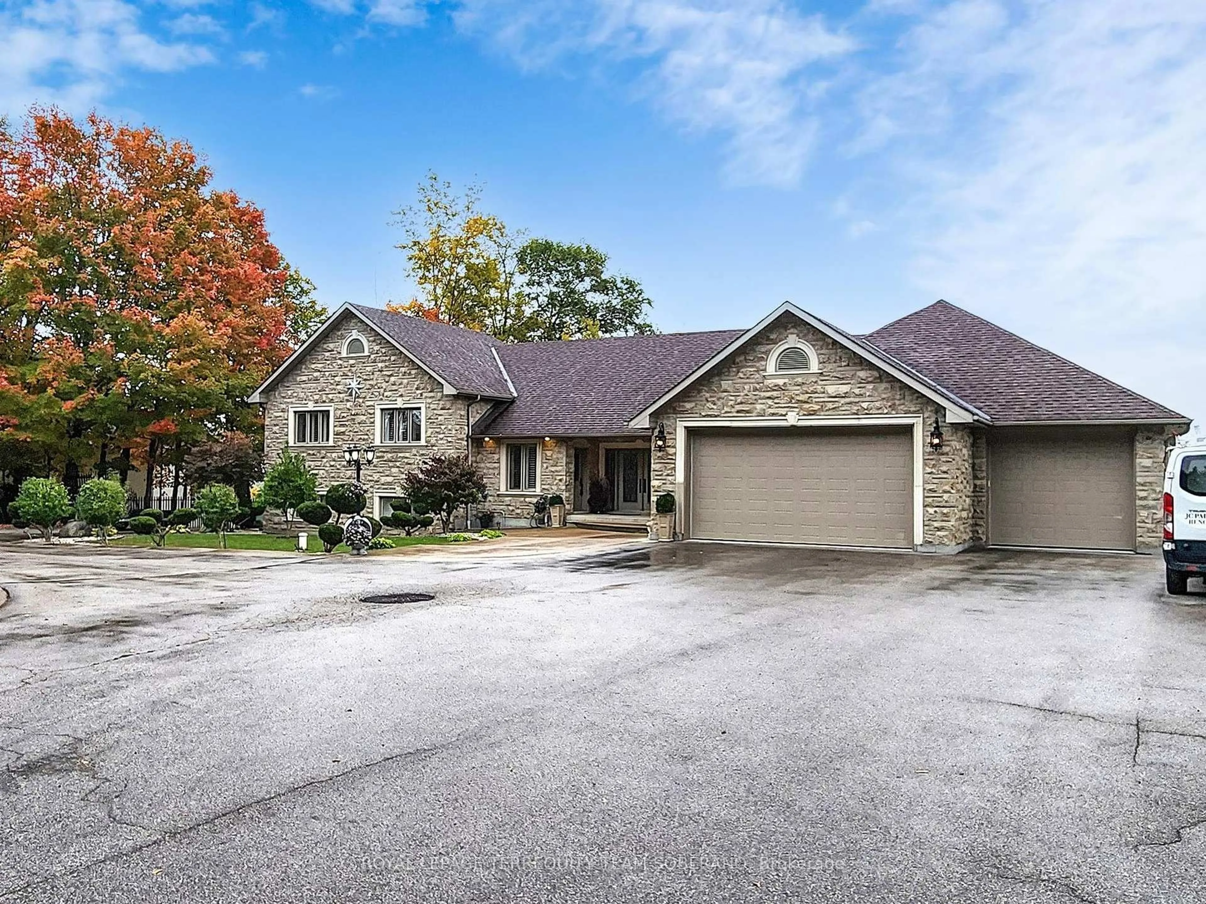 A pic from outside/outdoor area/front of a property/back of a property/a pic from drone, unknown for 2981 Ninth Line, Bradford West Gwillimbury Ontario L3Z 3S3