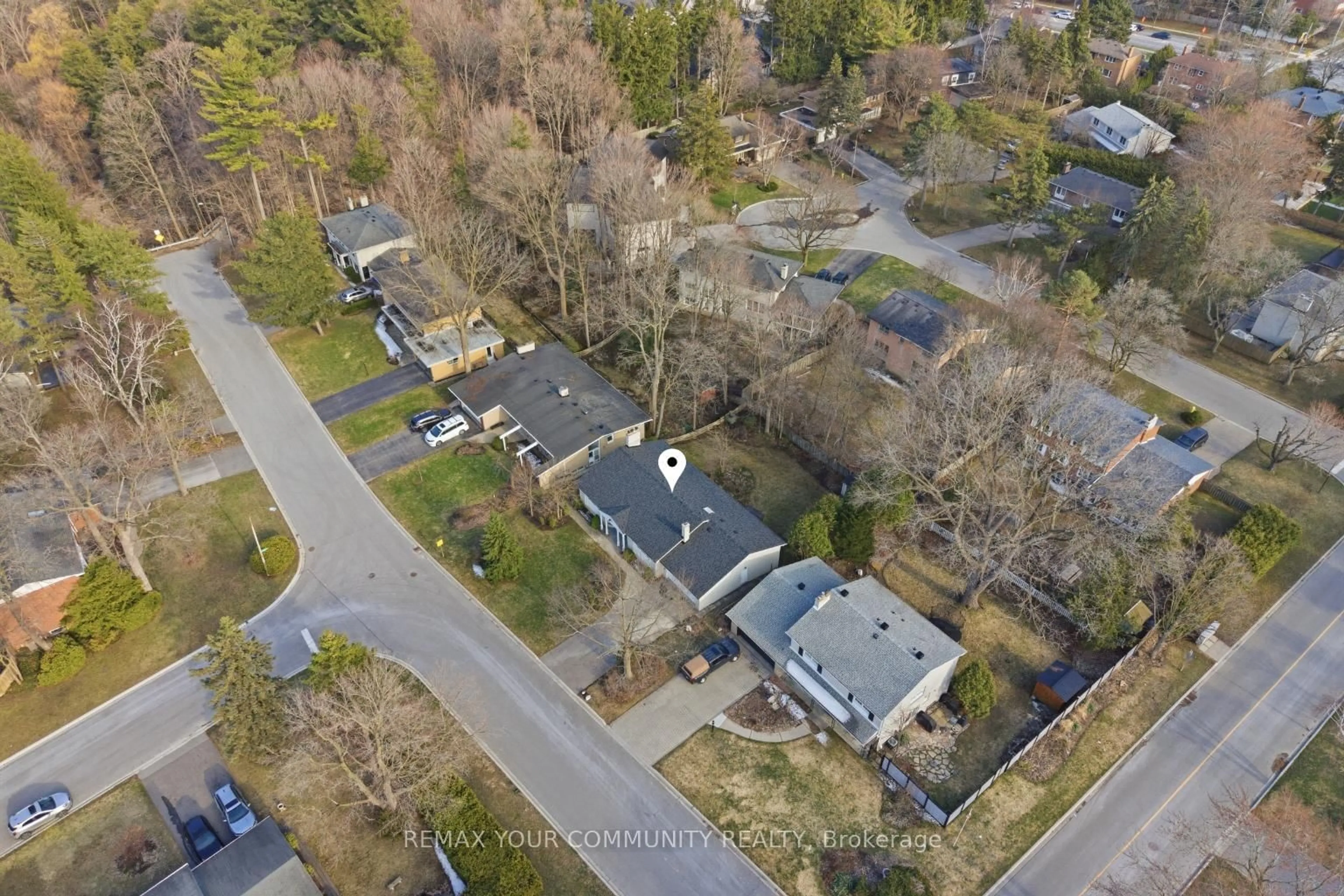 A pic from outside/outdoor area/front of a property/back of a property/a pic from drone, street for 3 Pinevale Rd, Markham Ontario L3T 1J5