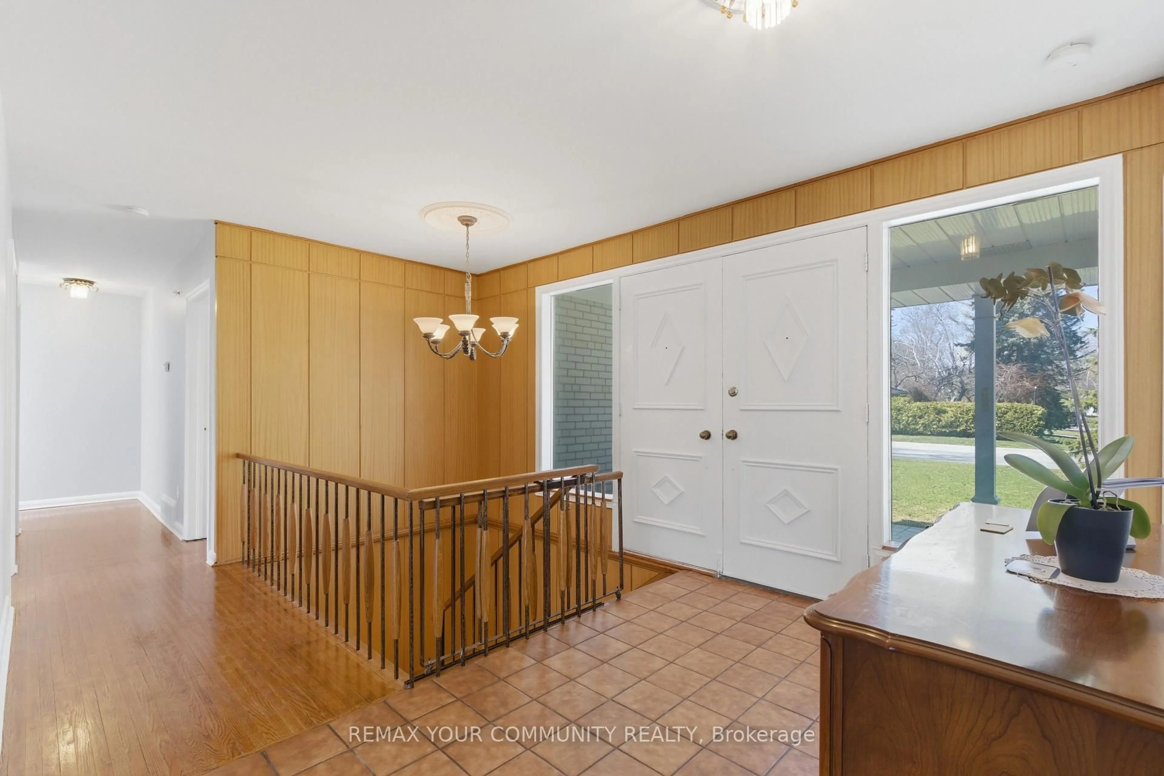 Indoor entryway for 3 Pinevale Rd, Markham Ontario L3T 1J5