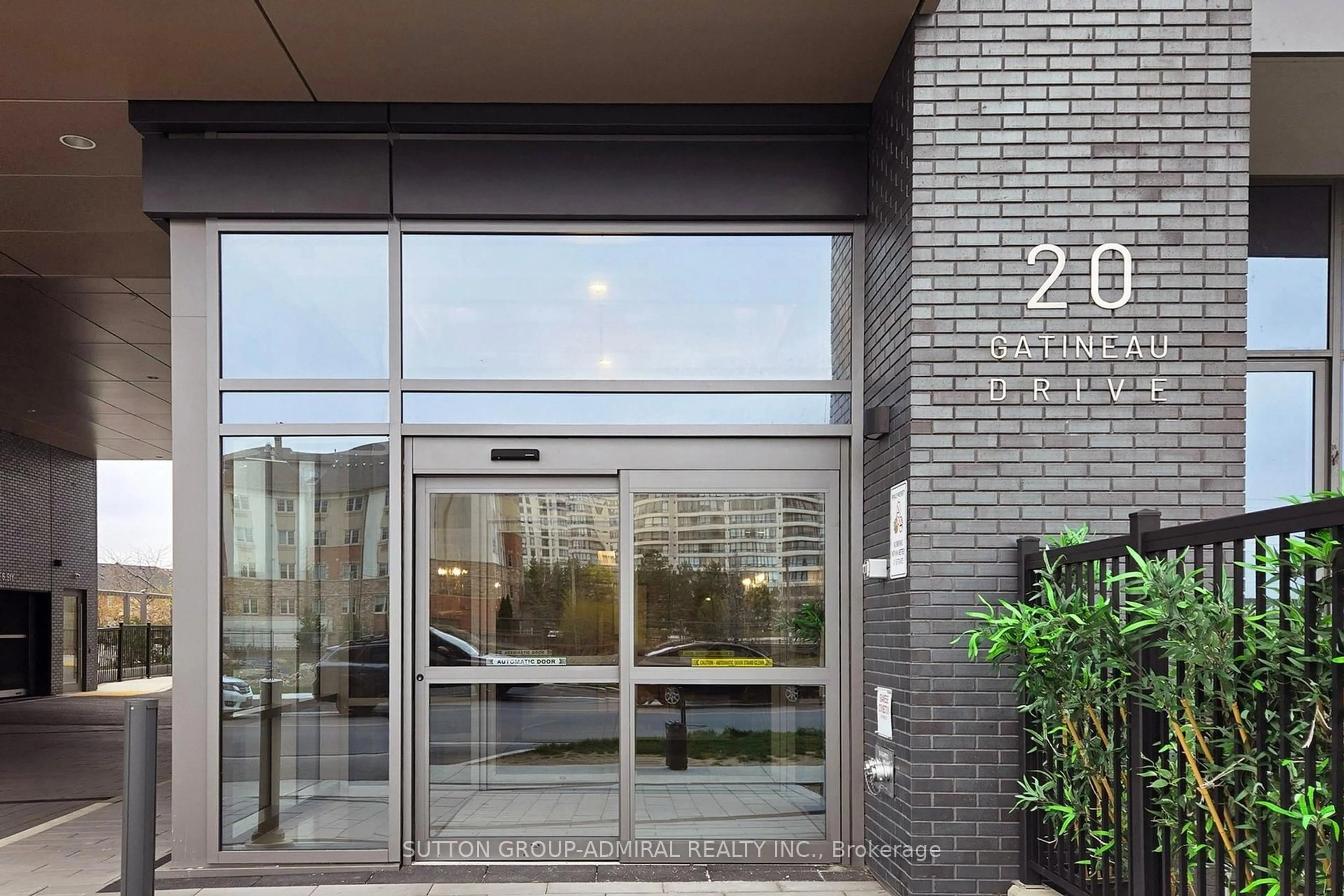 Indoor foyer for 20 Gatineau Dr #706, Vaughan Ontario L4J 0L2