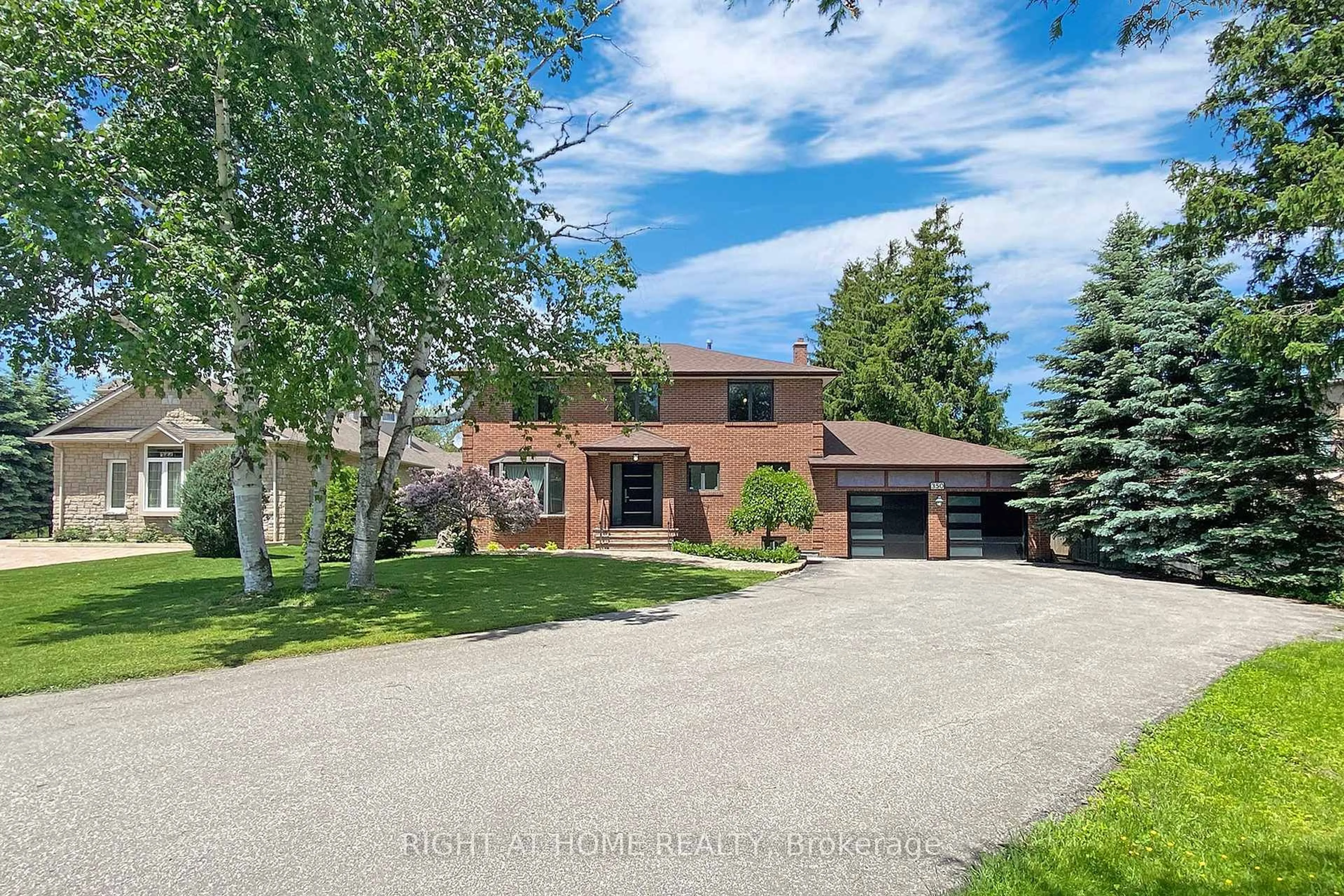 A pic from outside/outdoor area/front of a property/back of a property/a pic from drone, street for 350 Sunset Beach Rd, Richmond Hill Ontario L4E 3H9