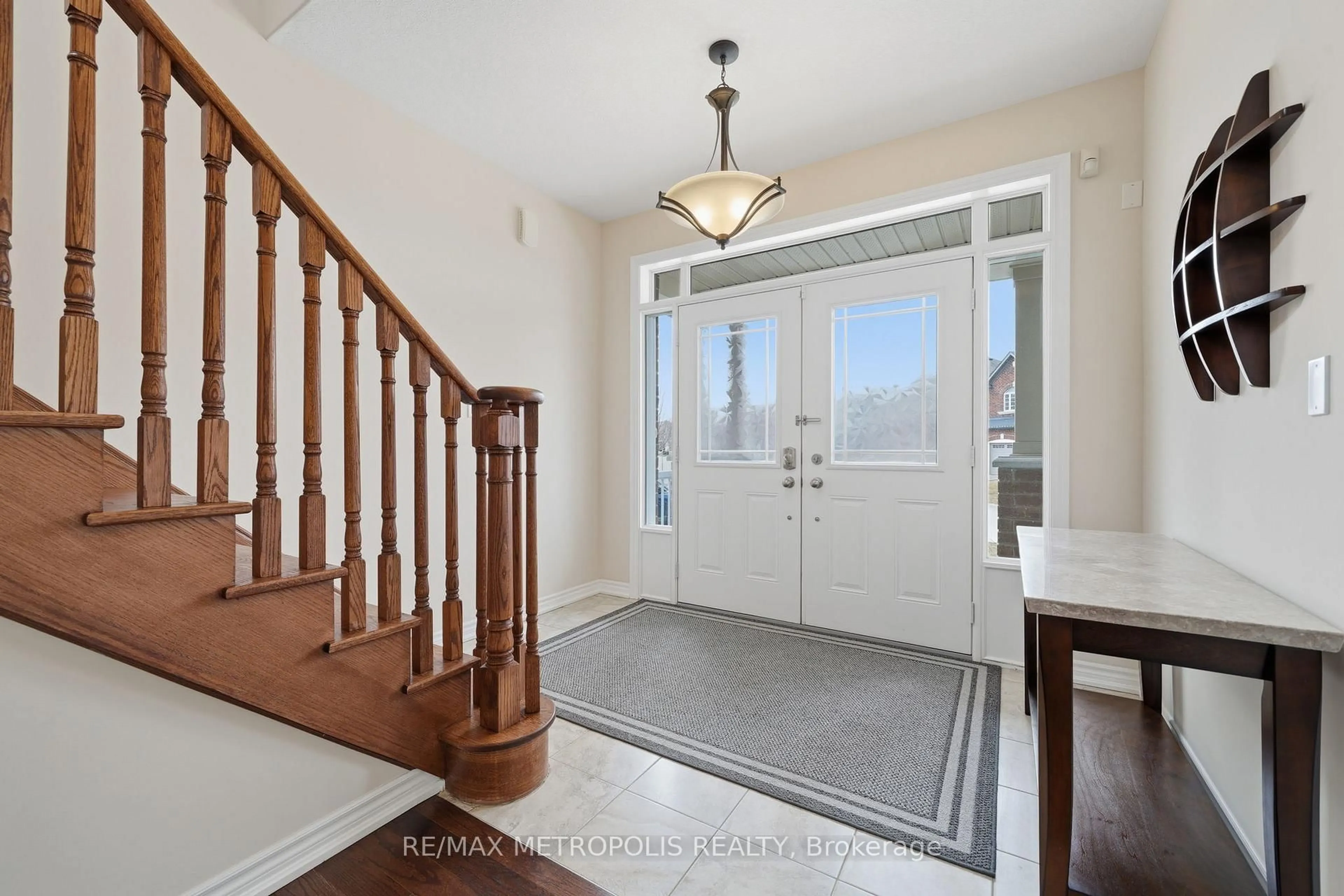 Indoor entryway for 24 Bamburg St, Georgina Ontario L0E 1R0