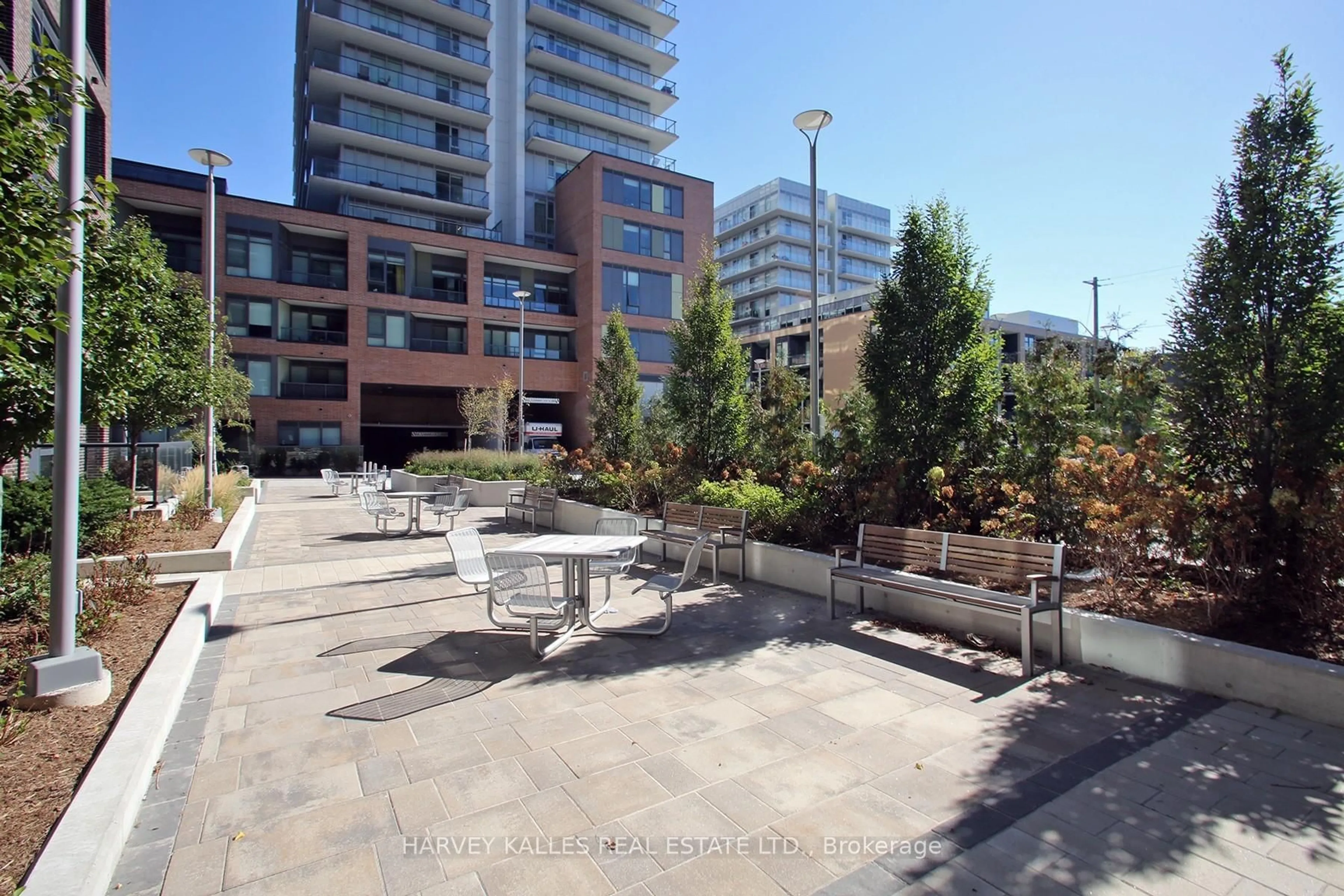 Patio, street for 185 Deerfield Rd #305, Newmarket Ontario L3Y 0G7