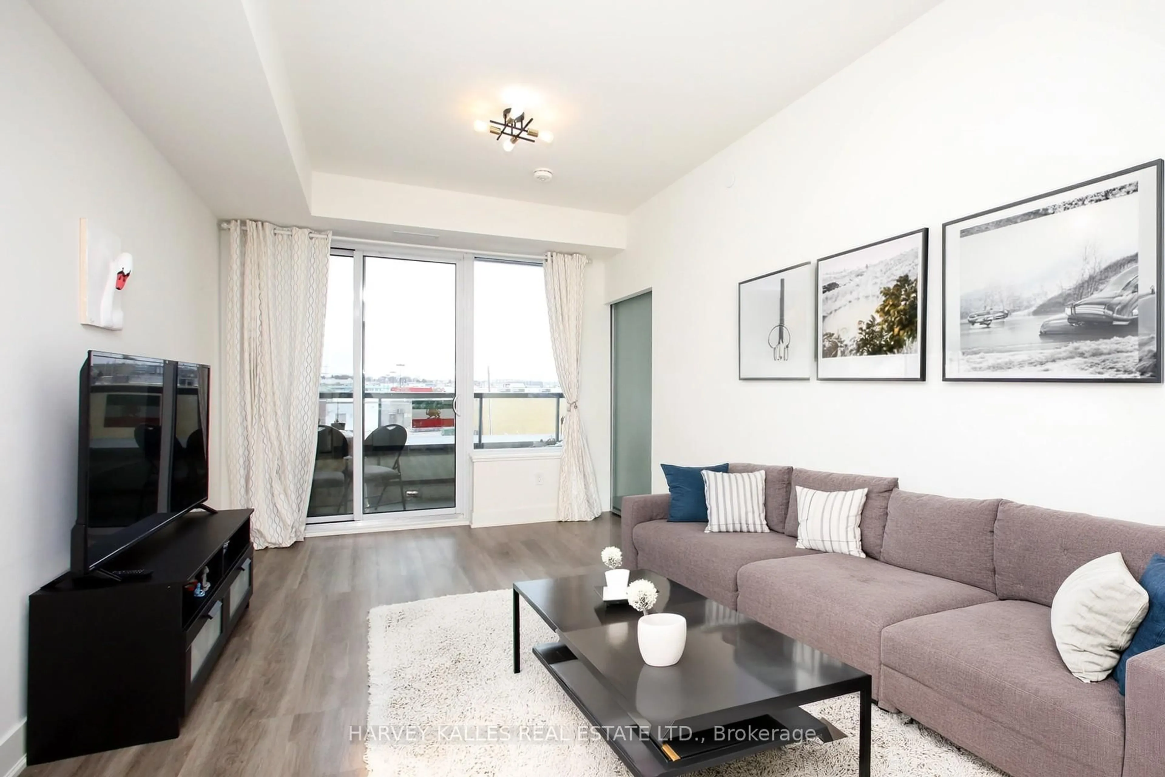 Living room with furniture, wood/laminate floor for 185 Deerfield Rd #305, Newmarket Ontario L3Y 0G7