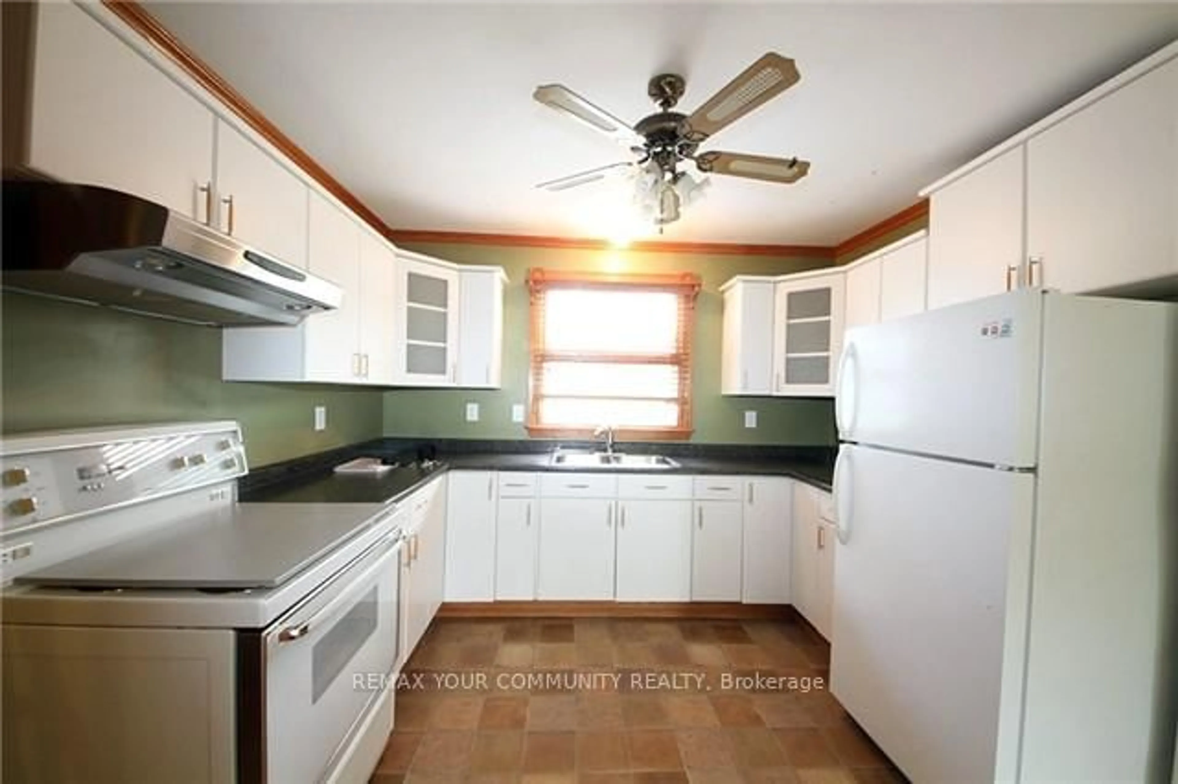 Standard kitchen, unknown for 21 George St, Richmond Hill Ontario L4E 2V7