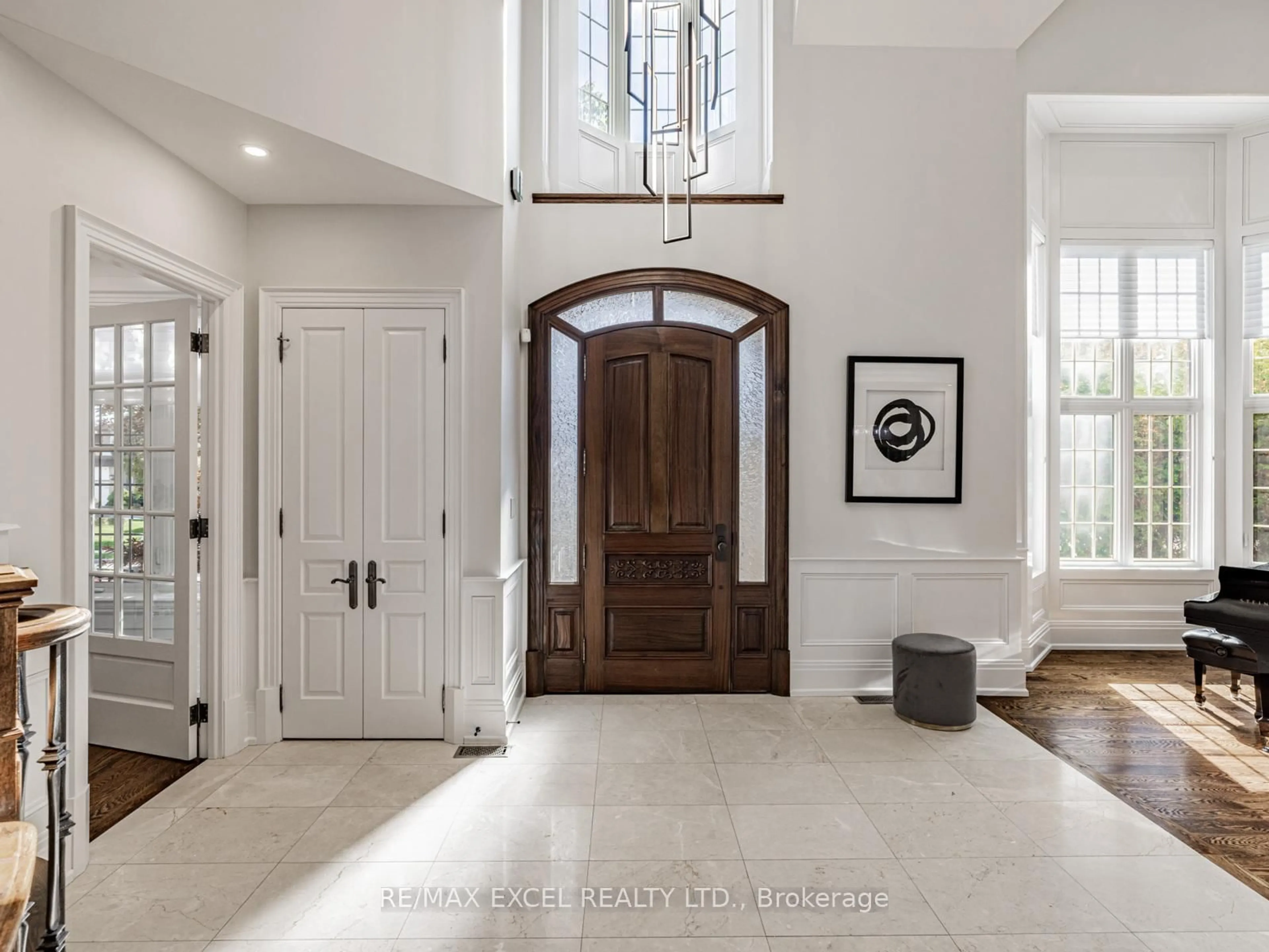 Indoor entryway for 134 Spruce Ave, Richmond Hill Ontario L4C 6W1