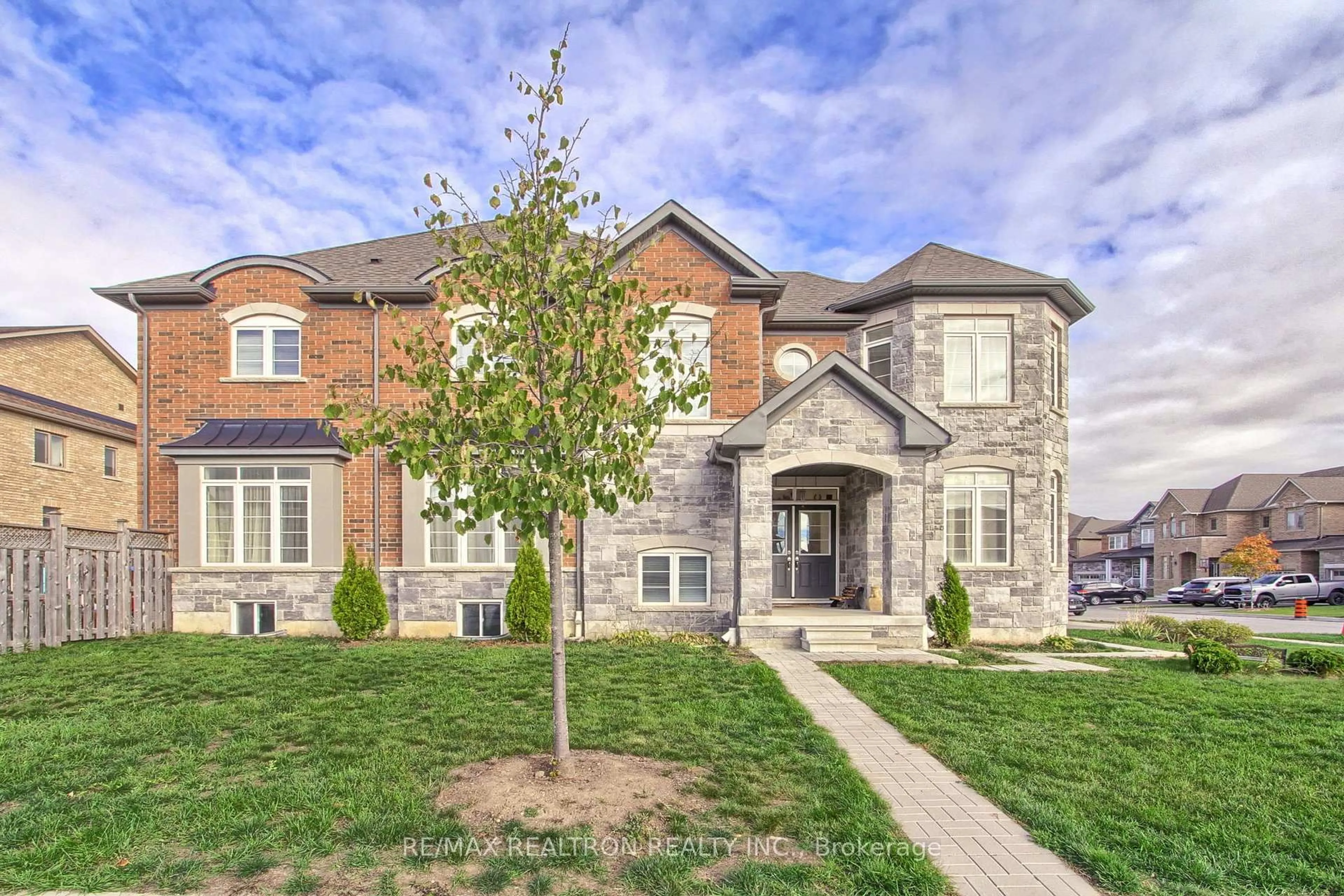 Home with brick exterior material, street for 2236 Lozenby St, Innisfil Ontario L9S 0M8