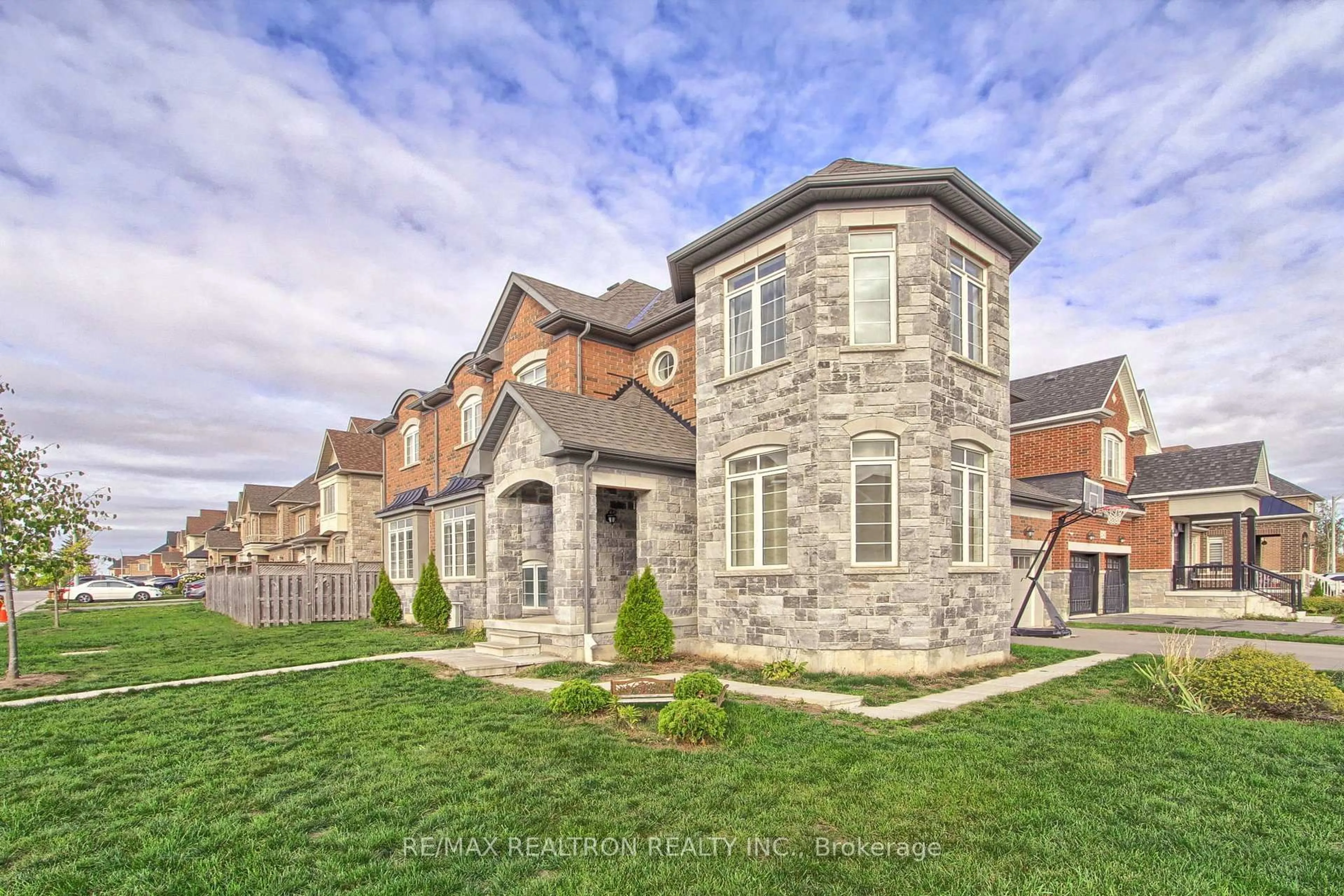 Home with brick exterior material, unknown for 2236 Lozenby St, Innisfil Ontario L9S 0M8