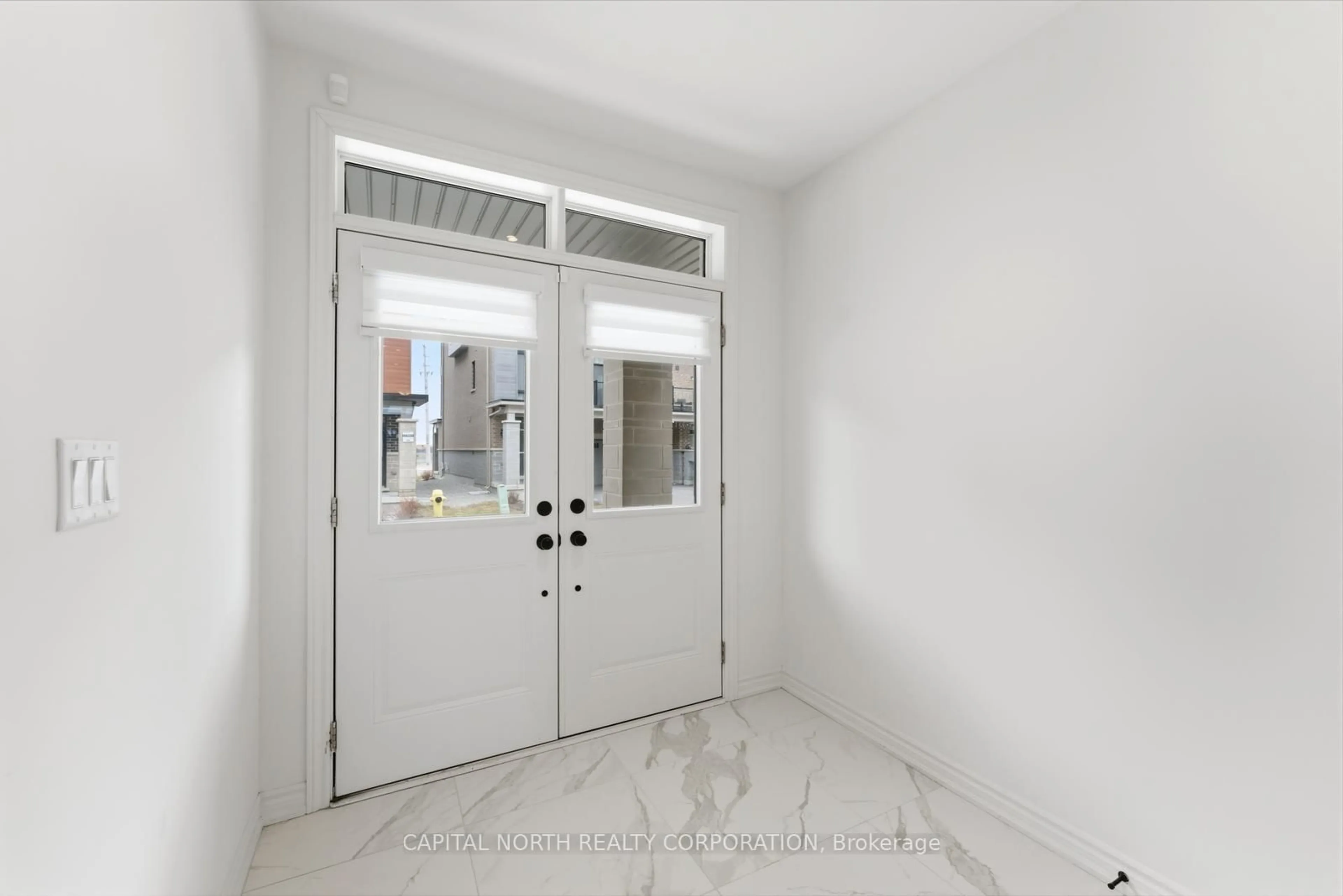 Indoor entryway for 32 Holyrood Cres, Vaughan Ontario L4H 5G2