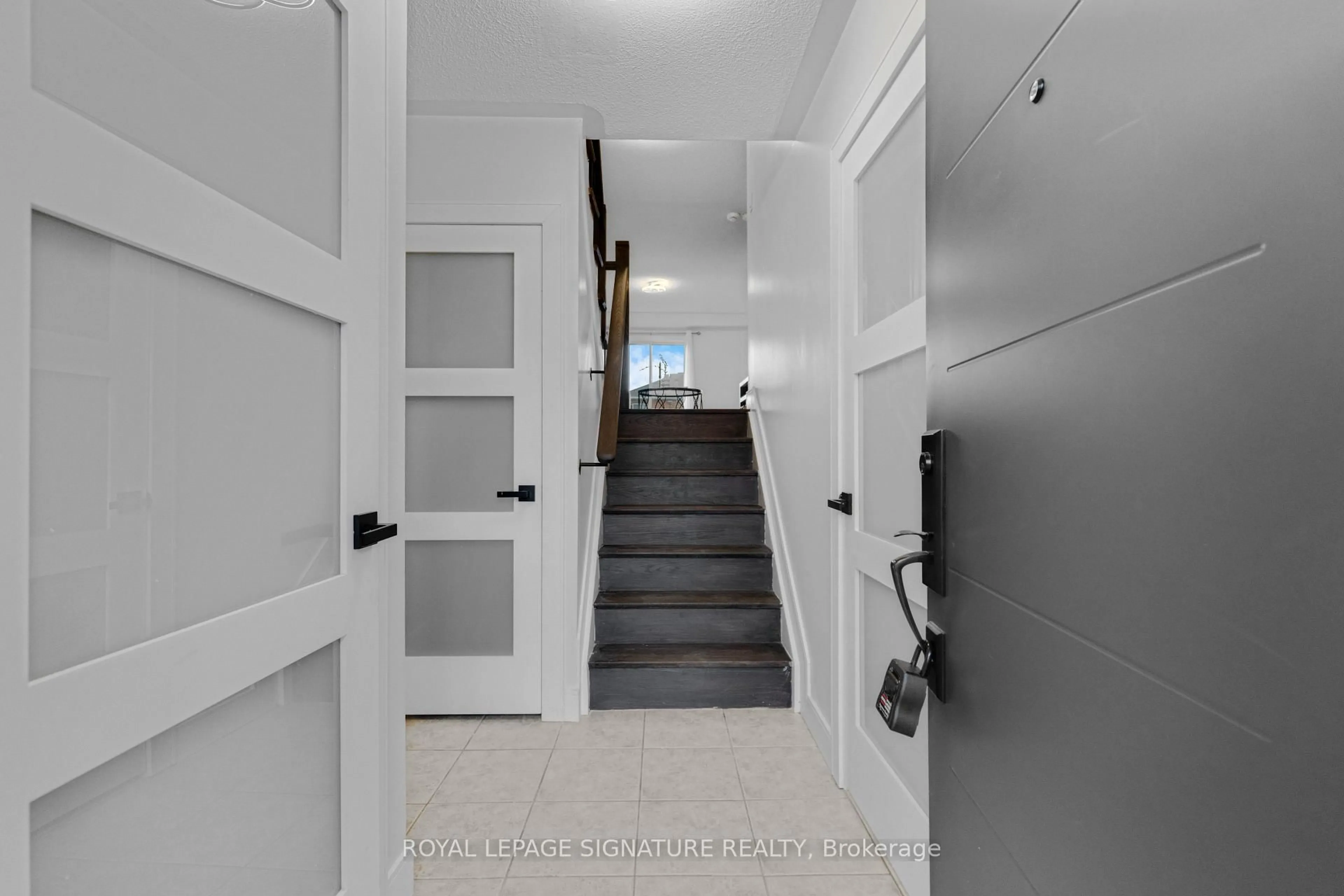 Indoor entryway for 37 Wrendale Cres, Georgina Ontario L4P 4C4