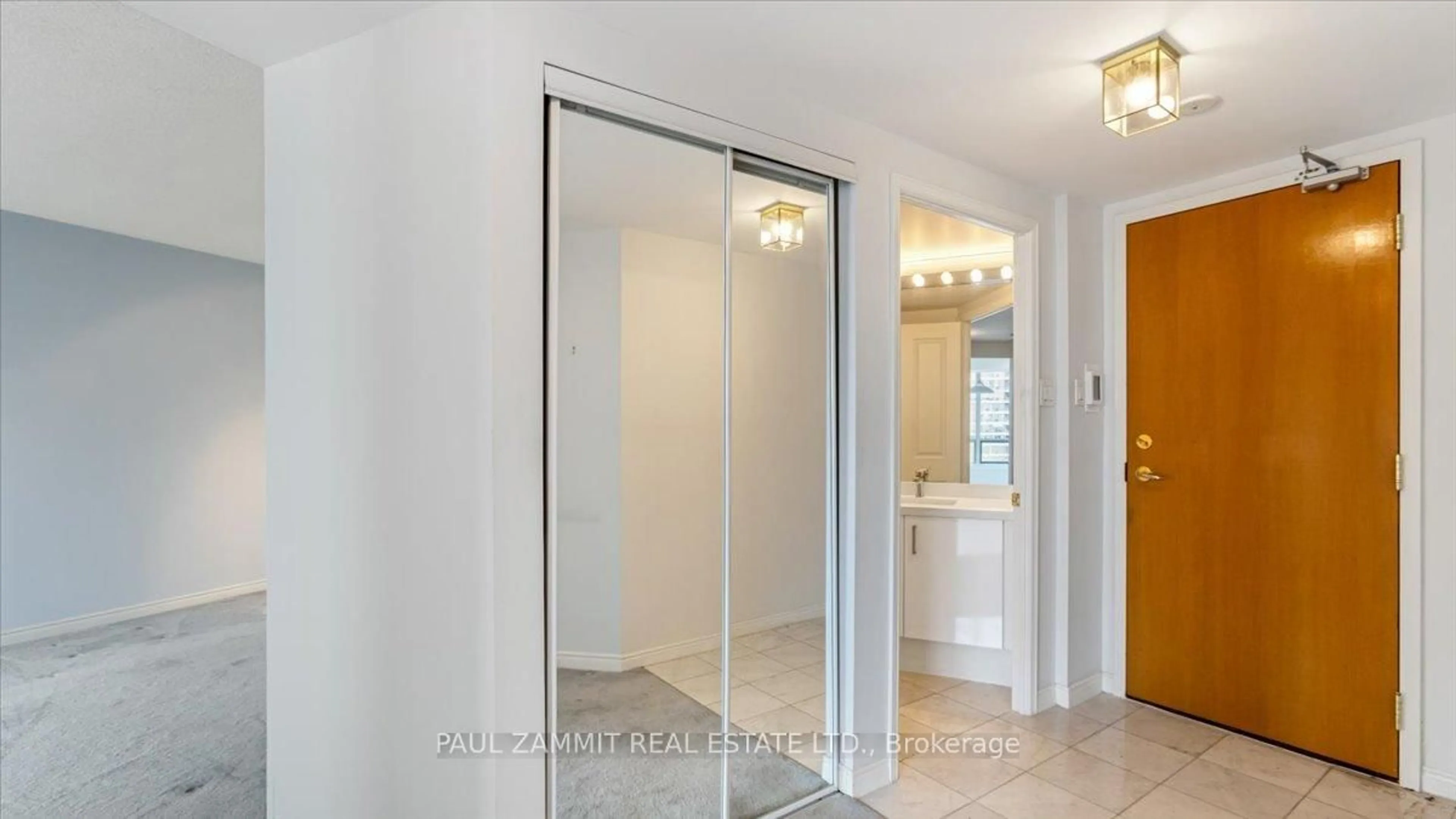 Indoor entryway for 7250 Yonge St #911, Vaughan Ontario L4J 7X1