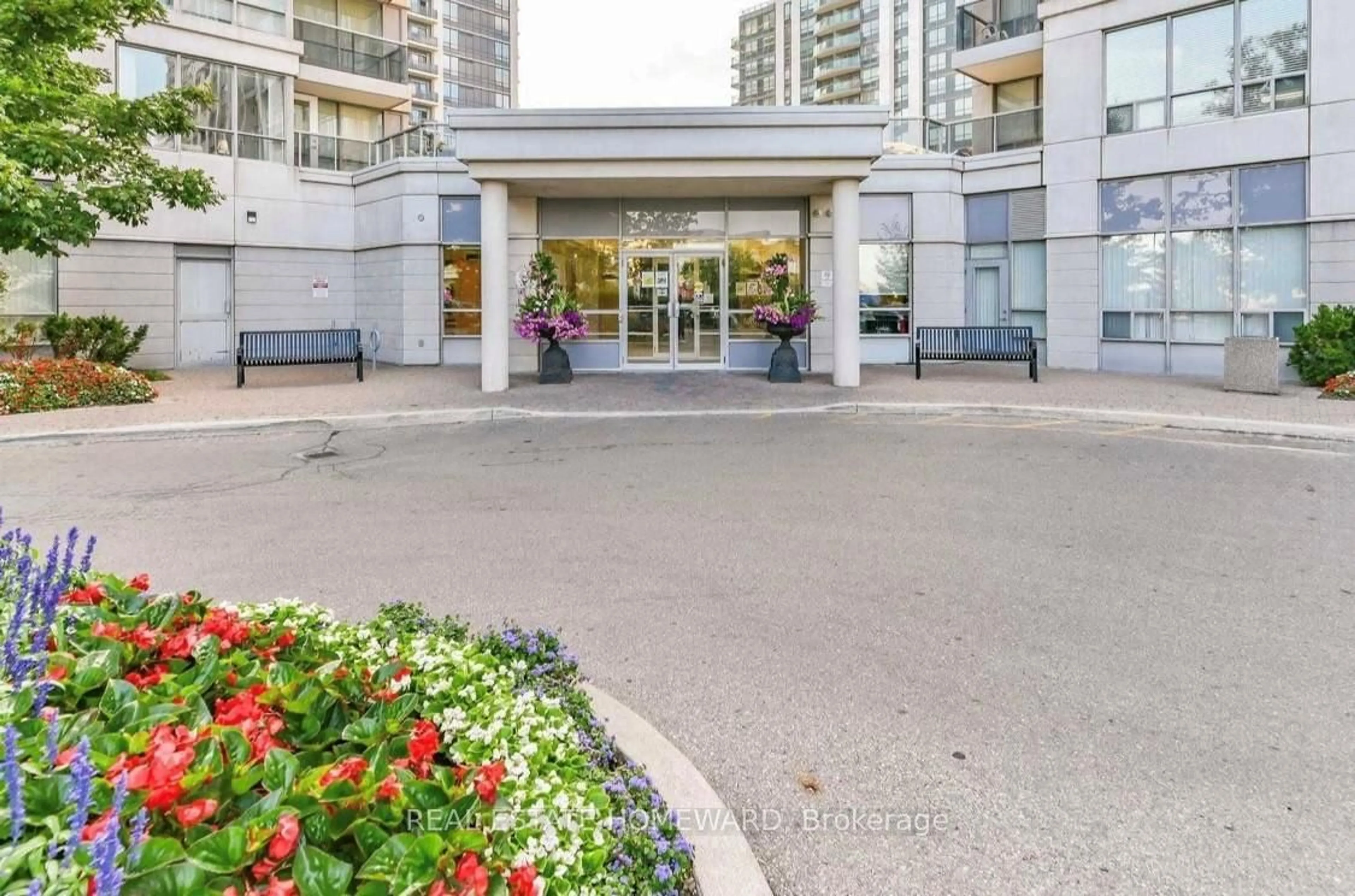 Indoor foyer for 50 Disera Dr #108, Vaughan Ontario L4J 9E9