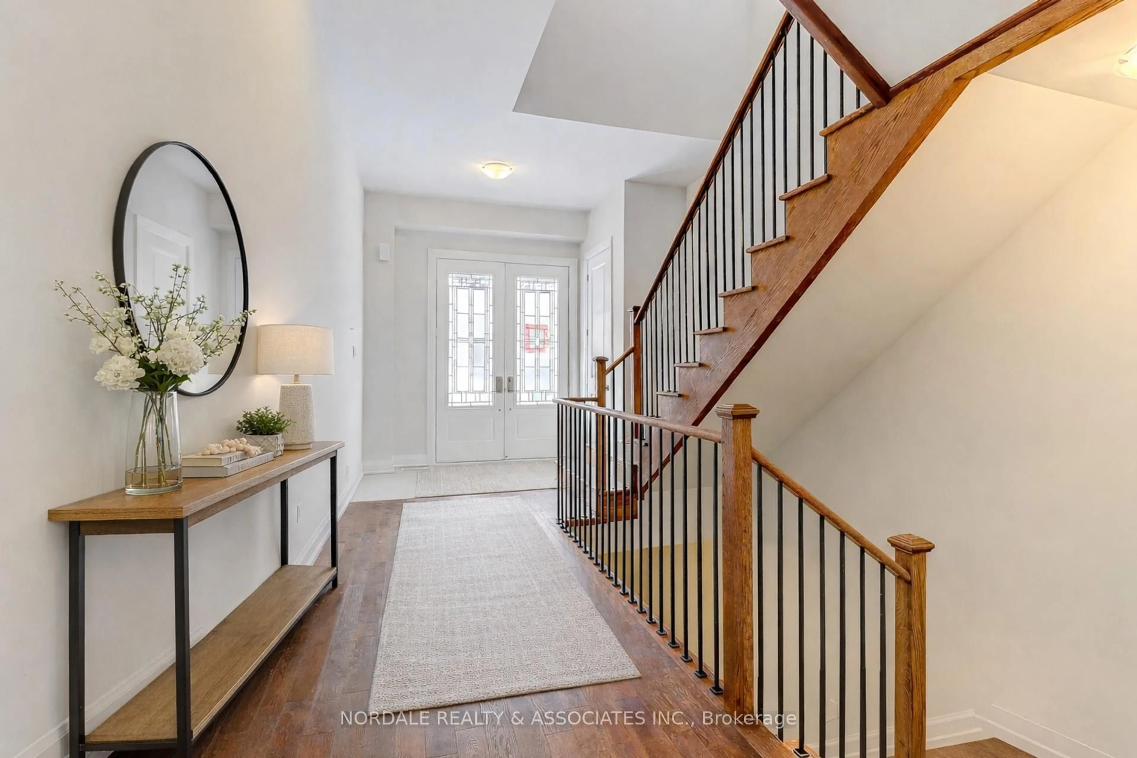 Indoor entryway for 94 Seguin St, Richmond Hill Ontario L4E 1H8