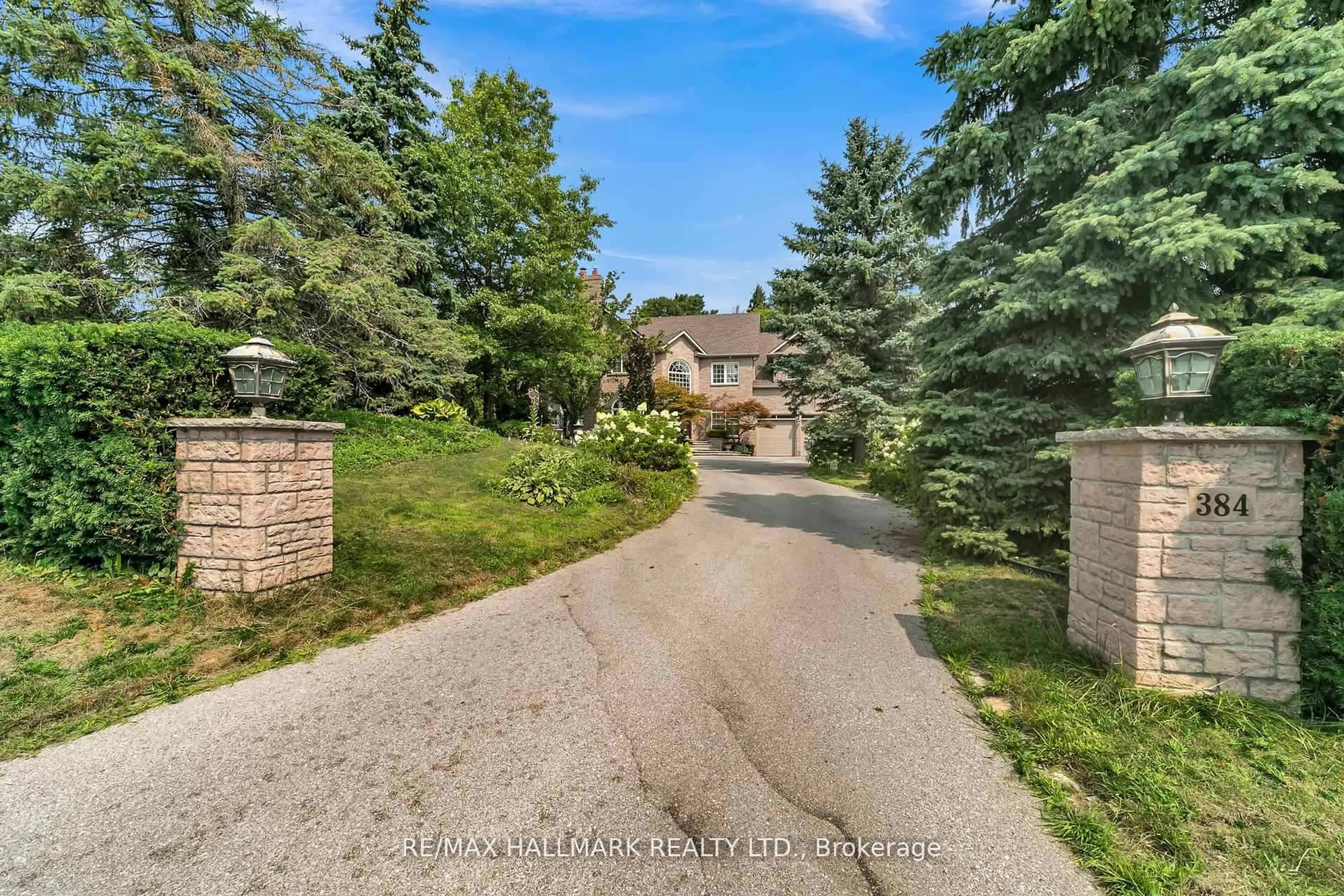 A pic from outside/outdoor area/front of a property/back of a property/a pic from drone, street for 384 Kennedy St, Aurora Ontario L4G 5M6