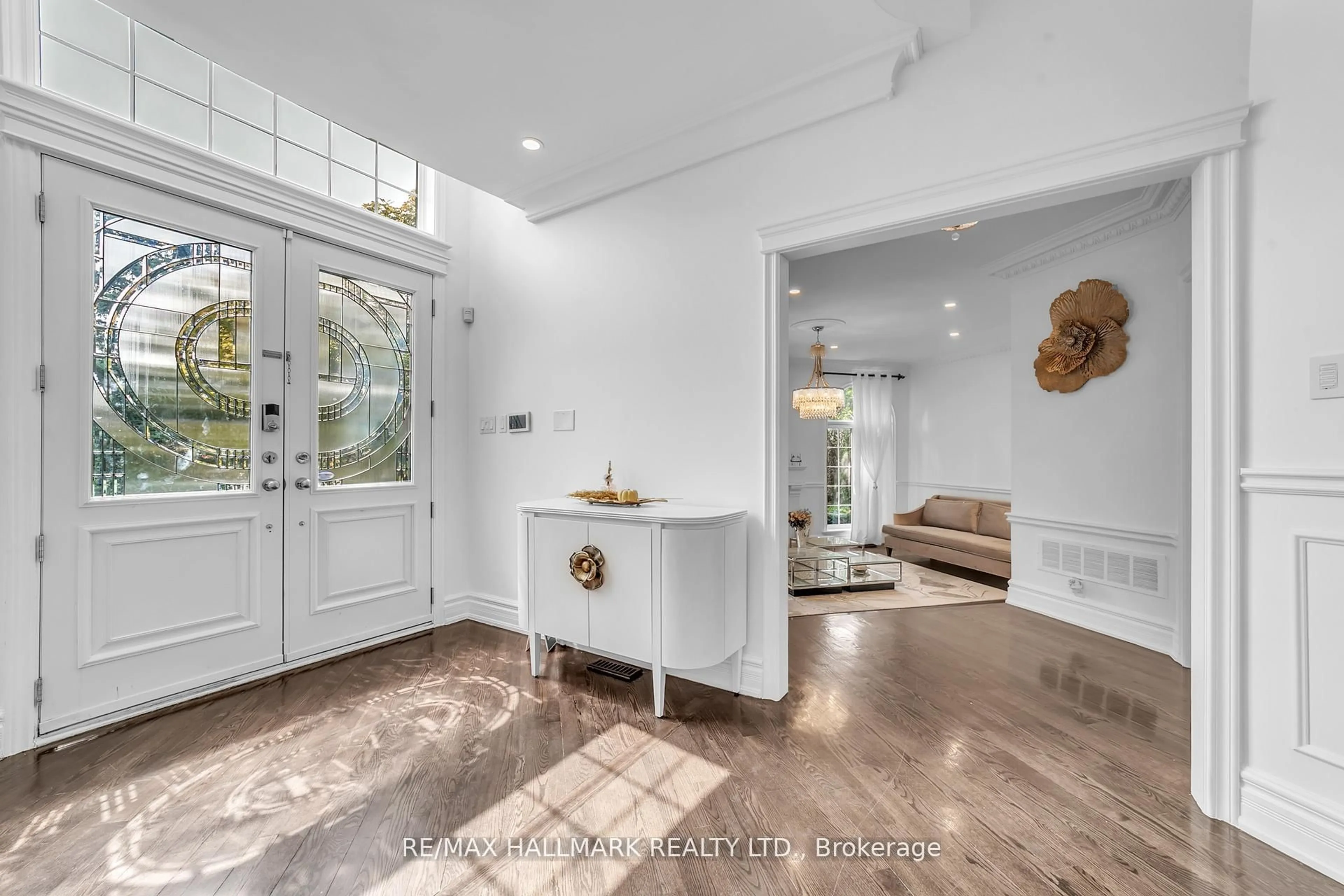 Indoor entryway for 384 Kennedy St, Aurora Ontario L4G 5M6