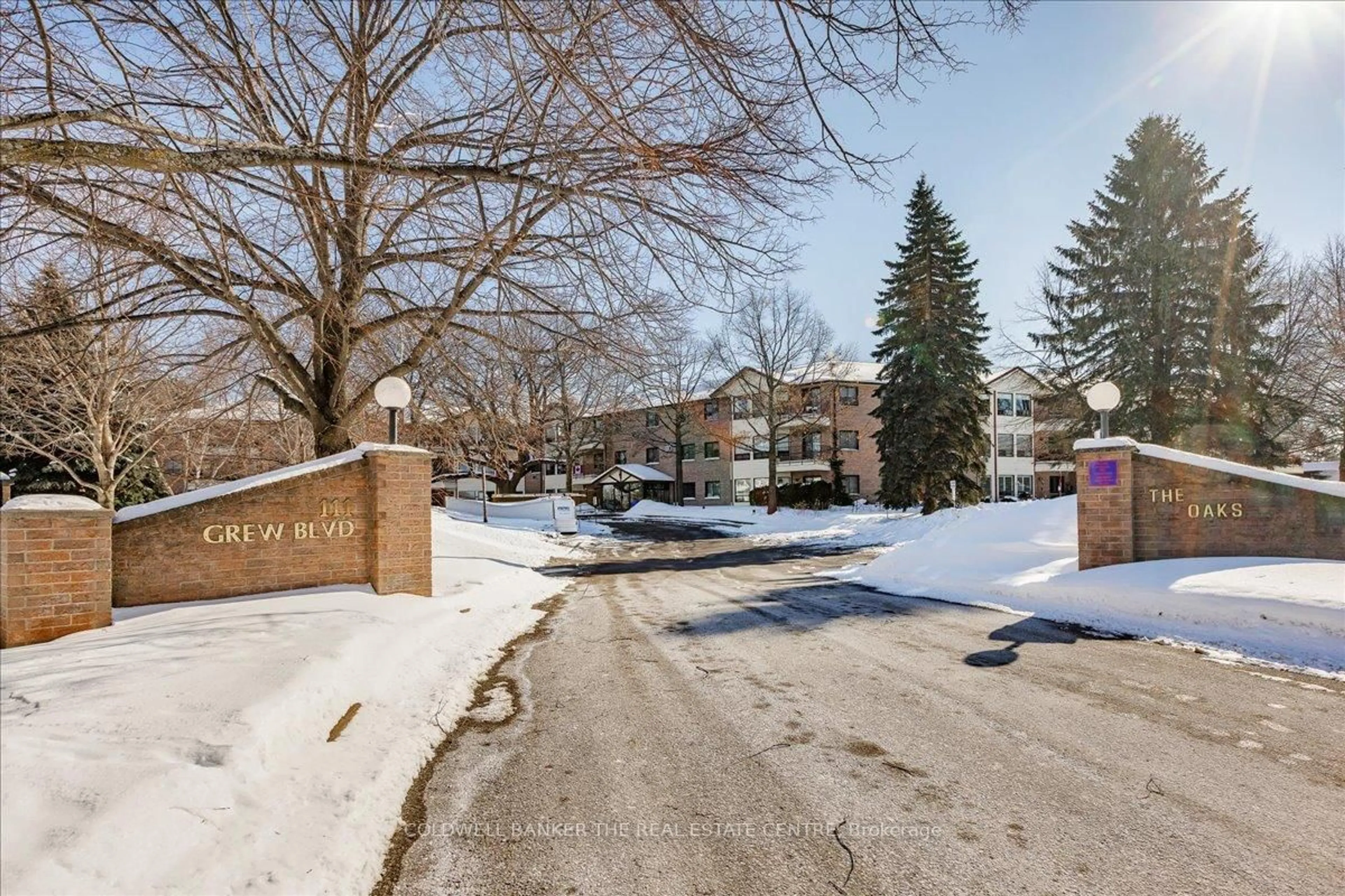 Indoor foyer for 111 Grew Blvd #105, Georgina Ontario L0E 1L0