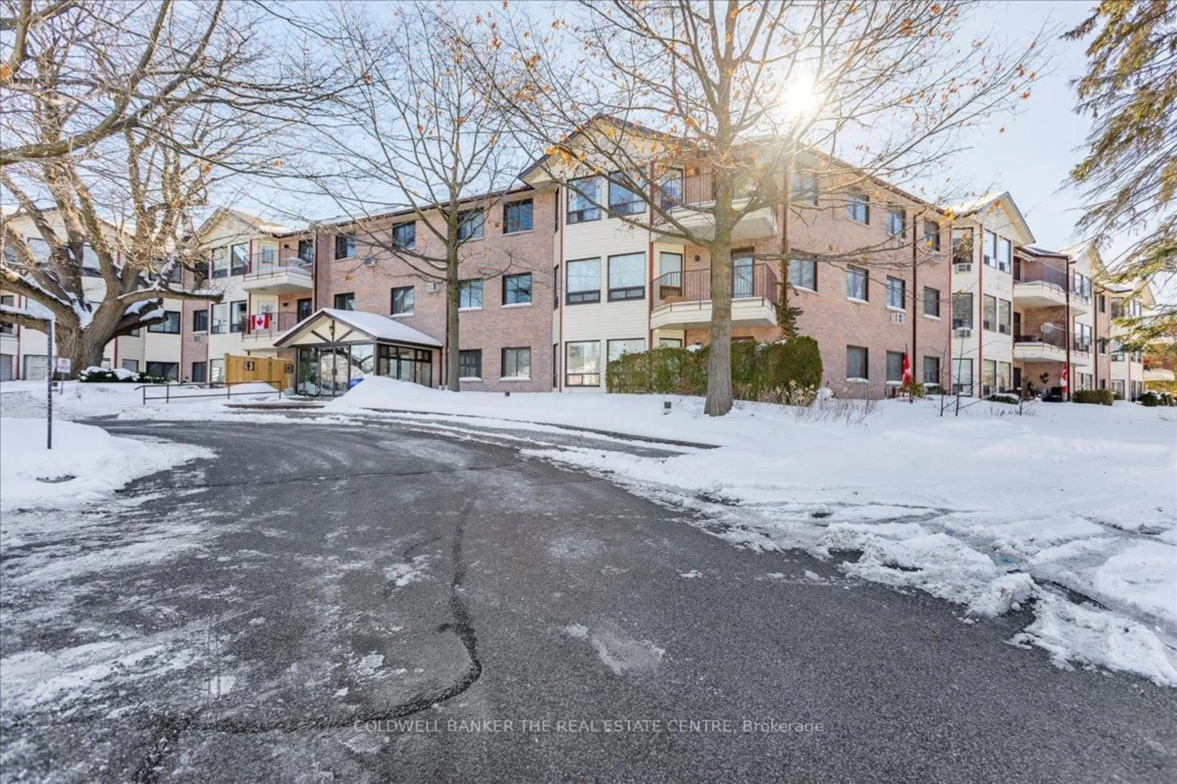 Patio, mountain view for 111 Grew Blvd #105, Georgina Ontario L0E 1L0