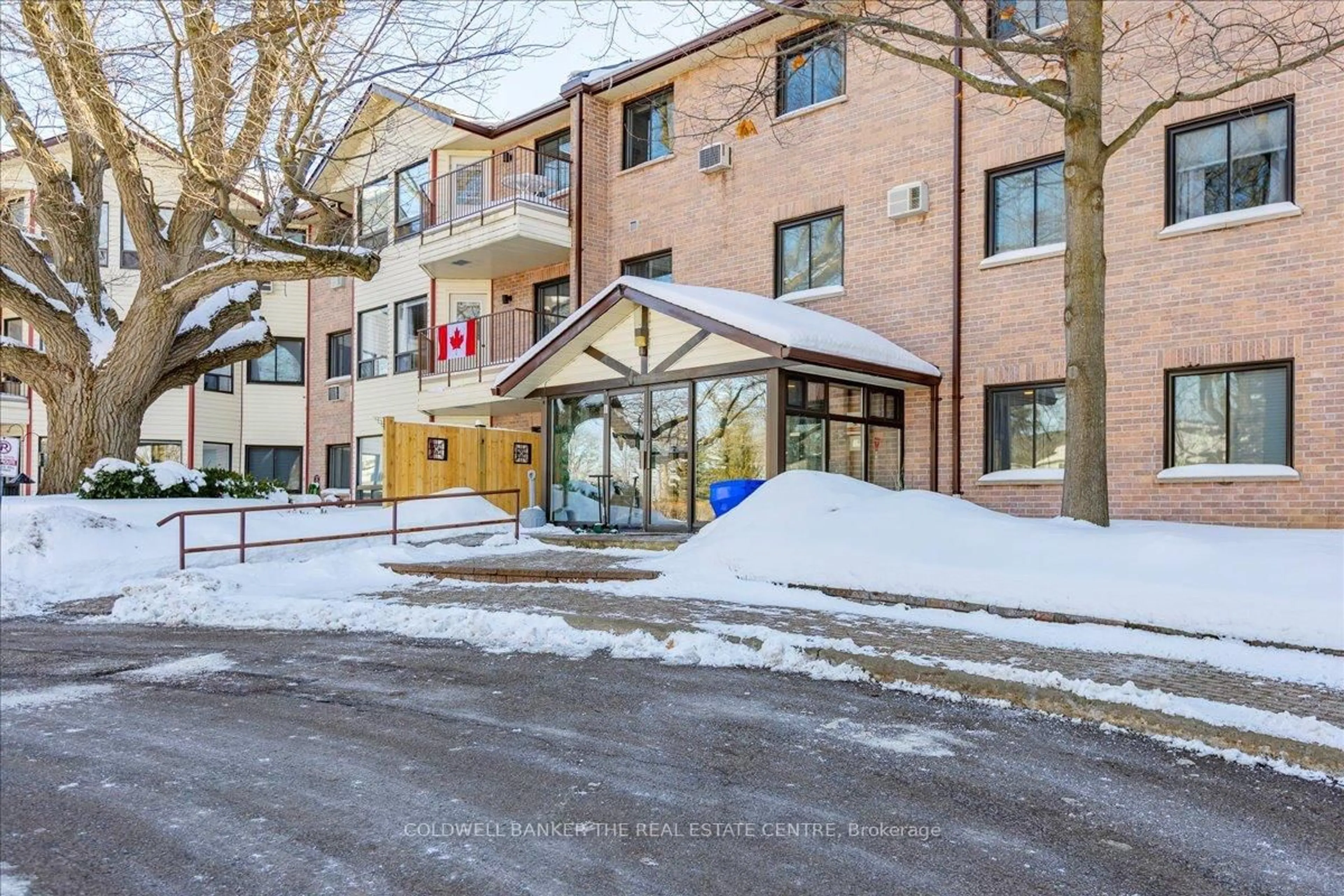 Indoor foyer for 111 Grew Blvd #105, Georgina Ontario L0E 1L0