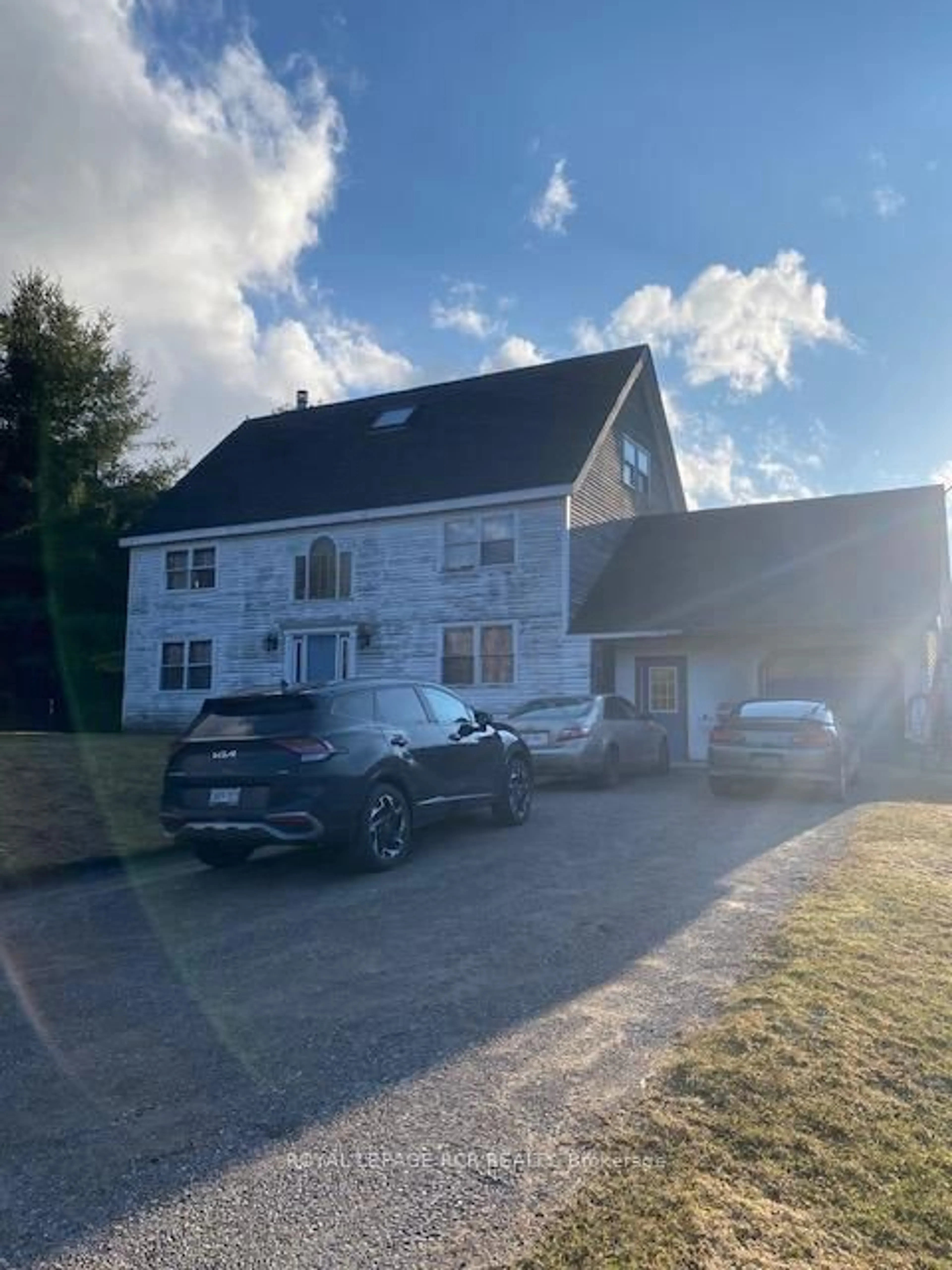 A pic from outside/outdoor area/front of a property/back of a property/a pic from drone, building for 6 Margaret Ave, Adjala-Tosorontio Ontario L0M 1J0