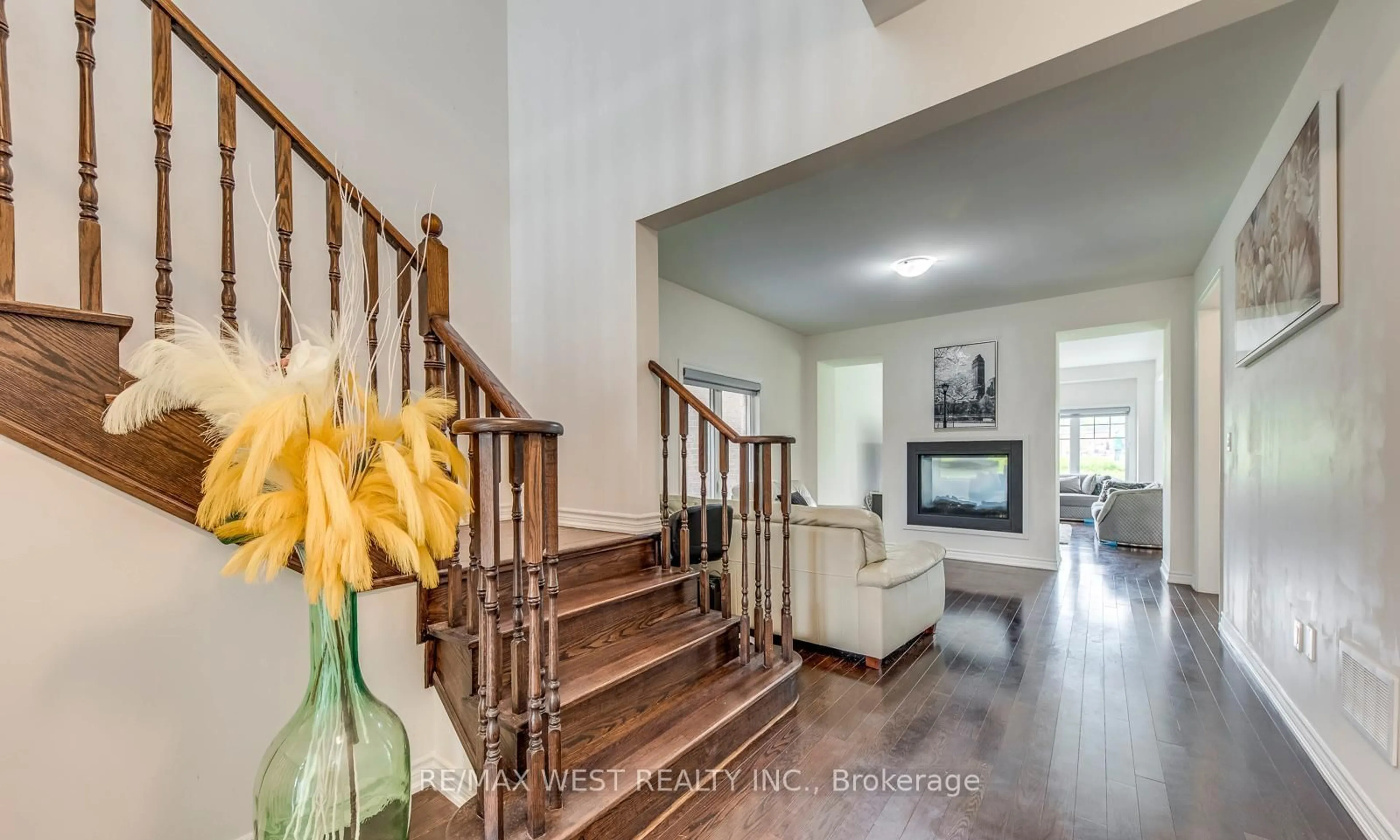 Indoor foyer for 286 Danny Wheeler Blvd, Georgina Ontario L4P 0J9