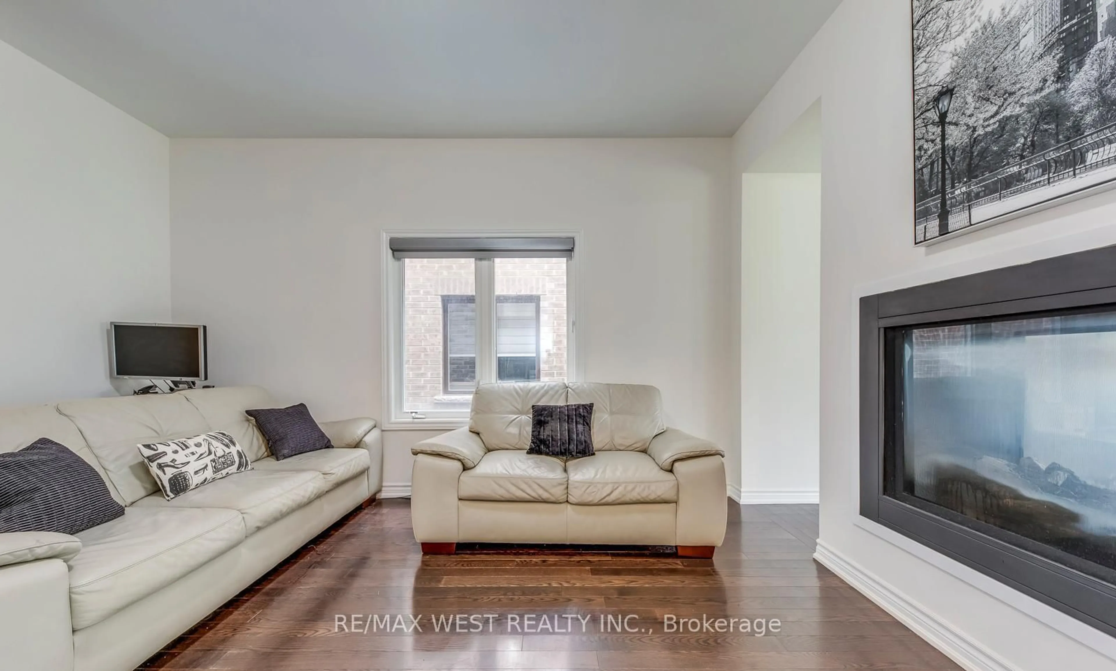 Living room with furniture, wood/laminate floor for 286 Danny Wheeler Blvd, Georgina Ontario L4P 0J9