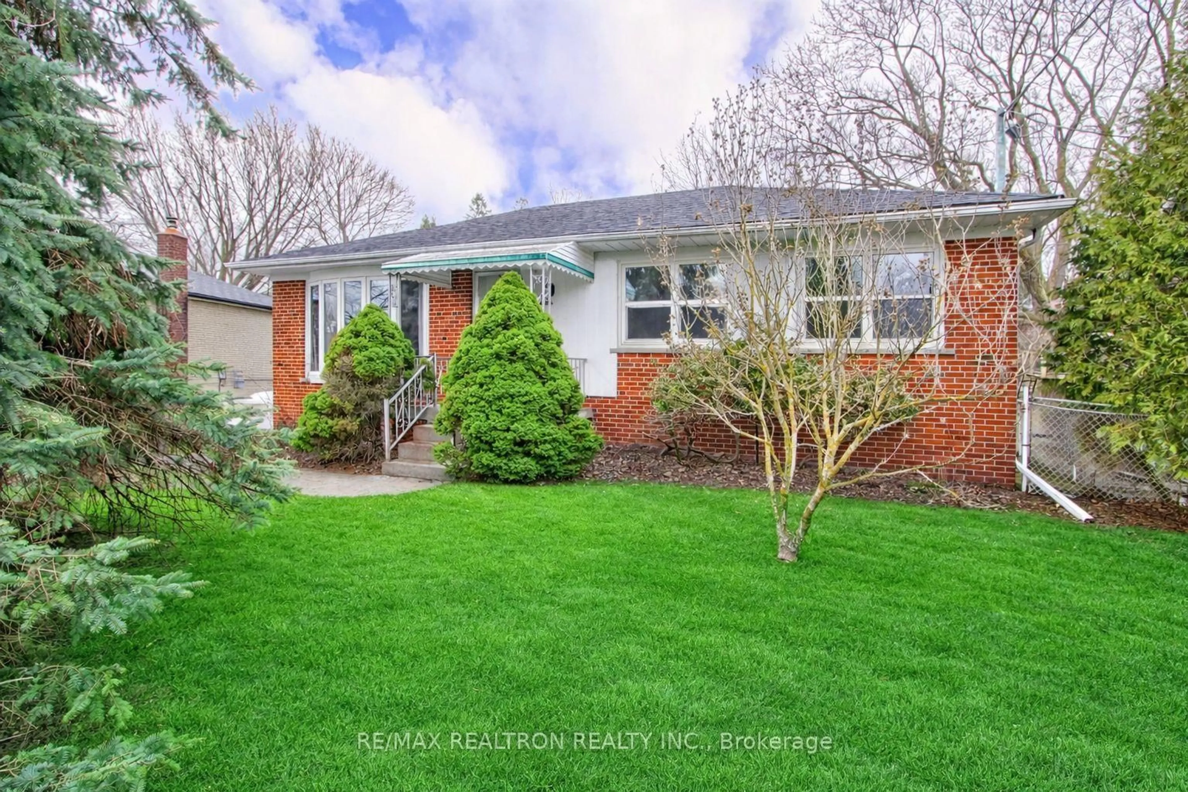 Home with brick exterior material, street for 72 Monkswood Cres, Newmarket Ontario L3Y 2K1